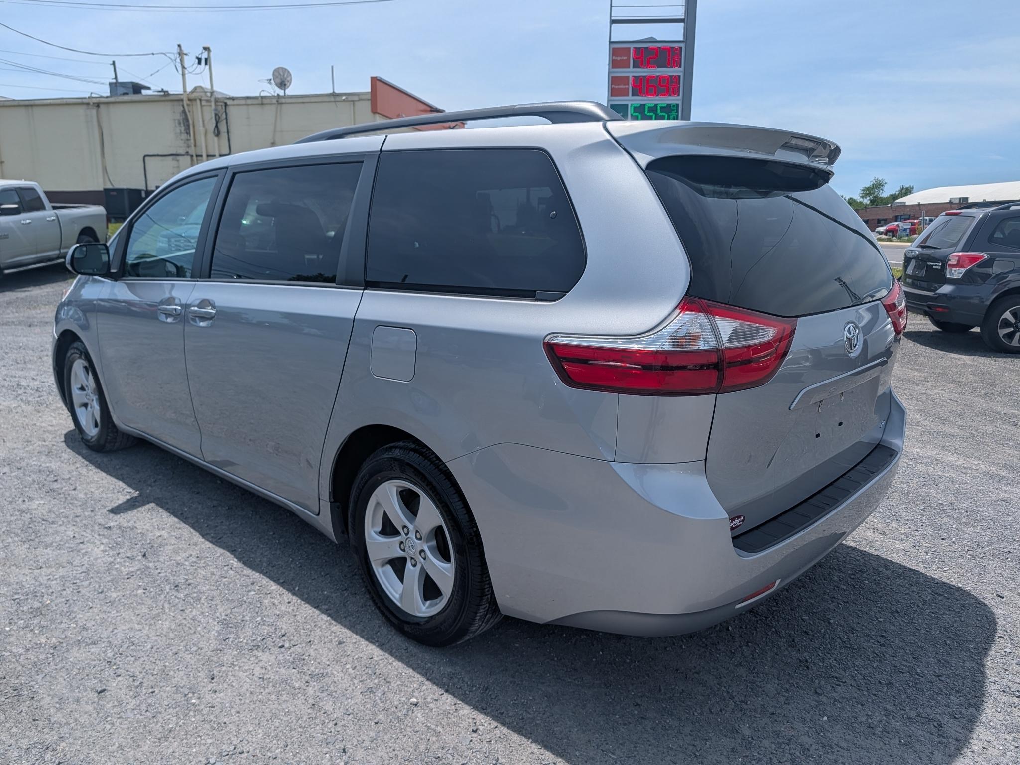 Toyota Sienna LE 8-Passenger 2017