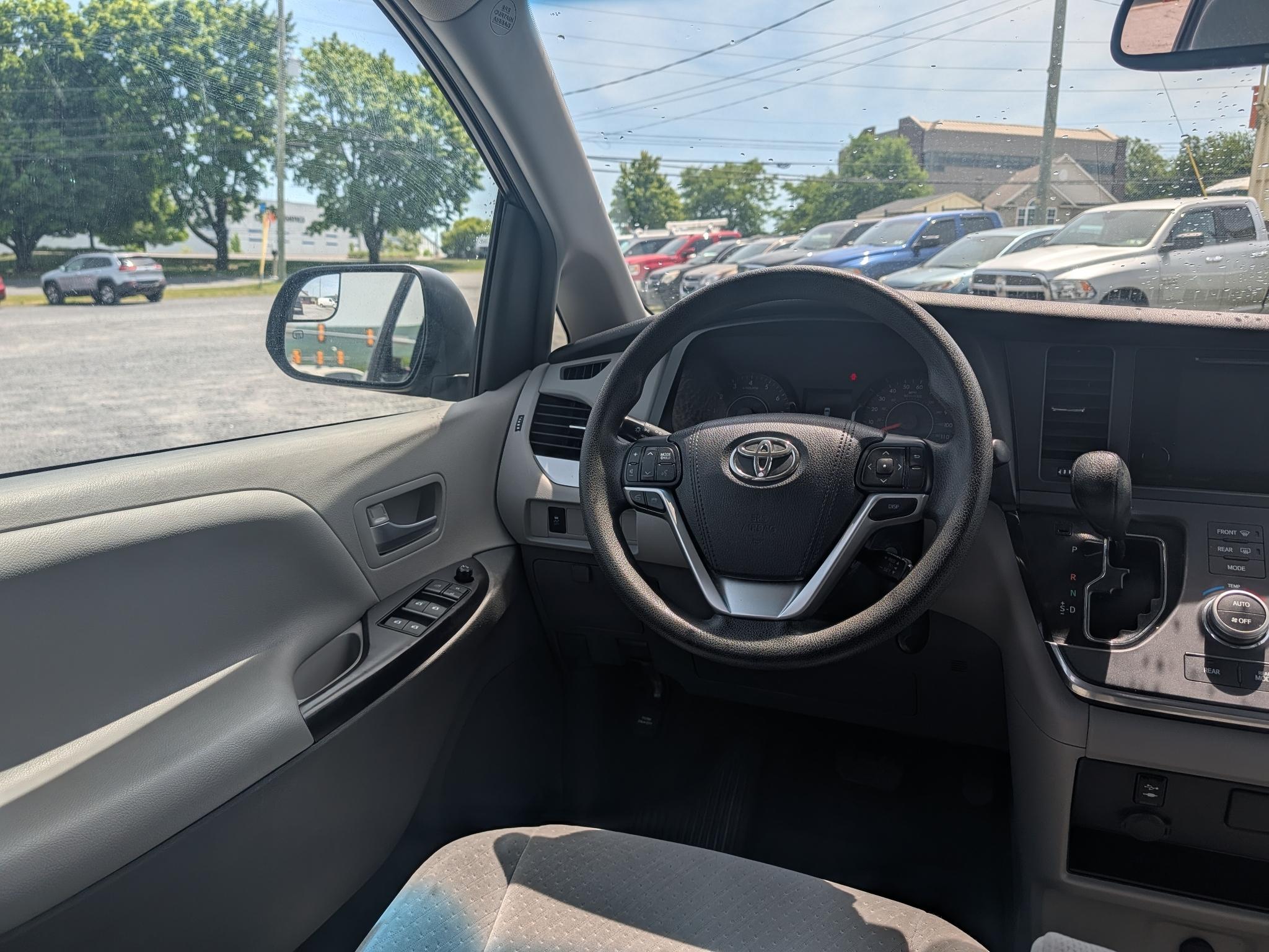 Toyota Sienna LE 8-Passenger 2017