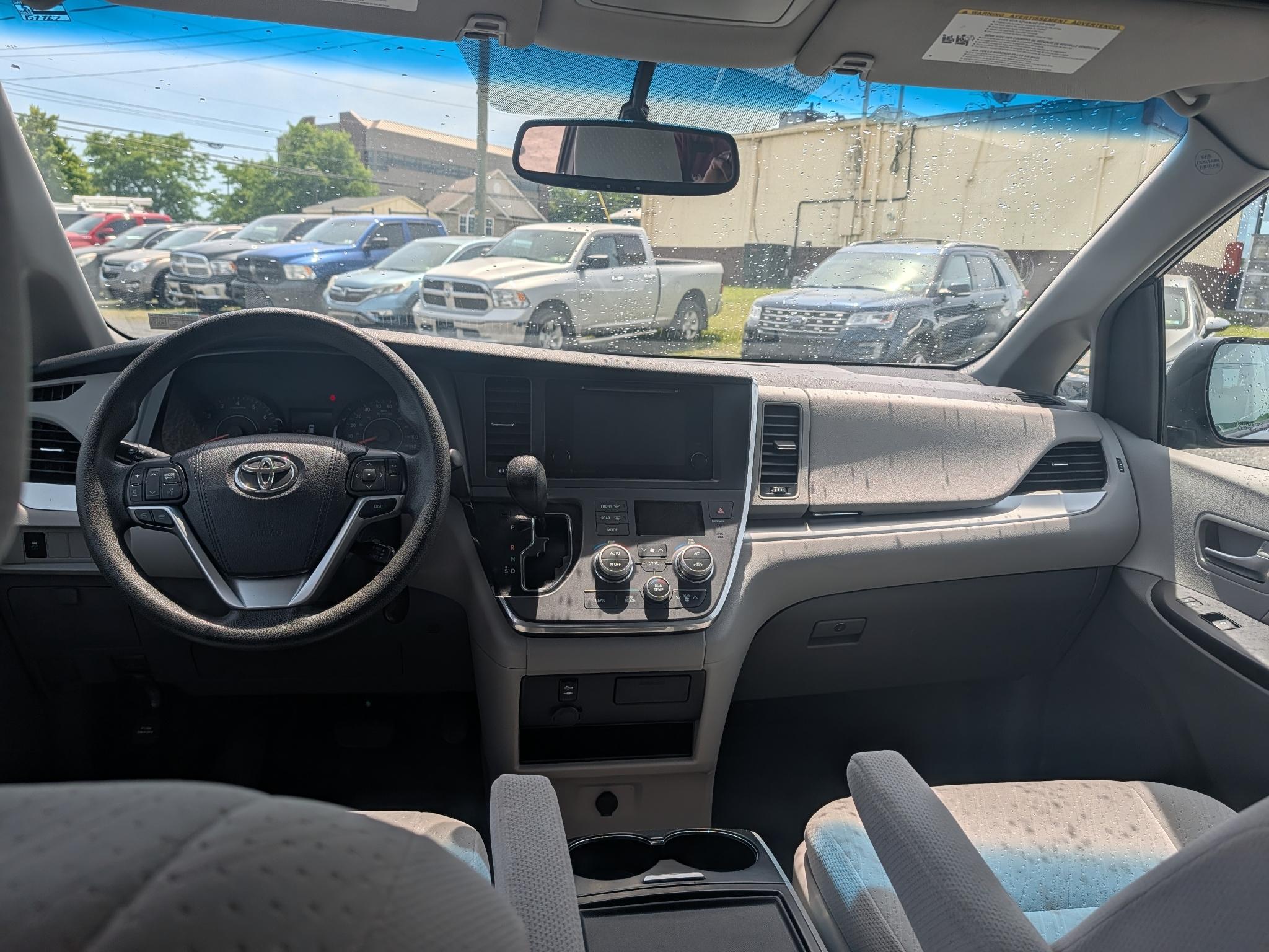 Toyota Sienna LE 8-Passenger 2017