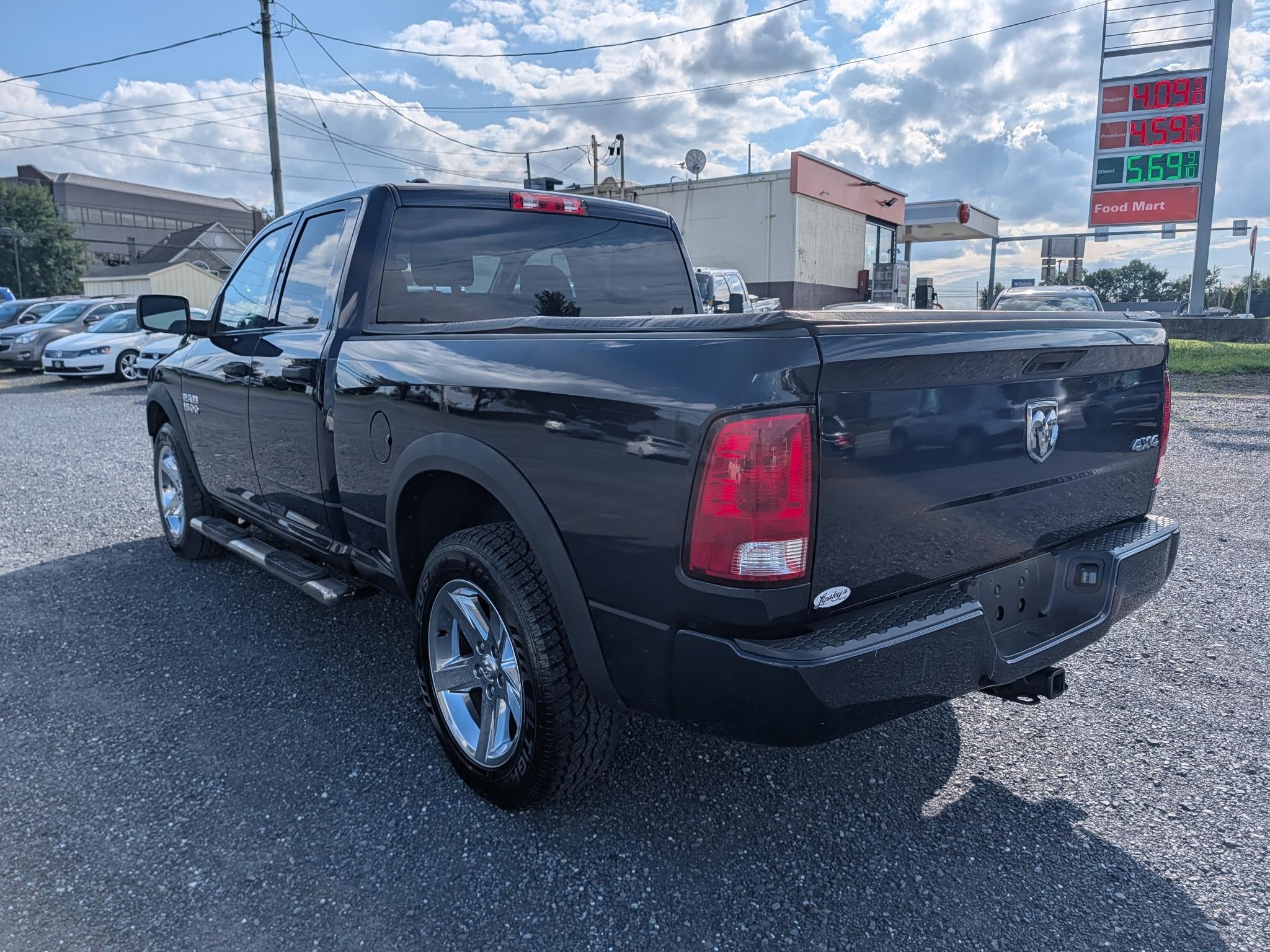 RAM 1500 Express 4x4 Crew Cab 5'7" Box 2018