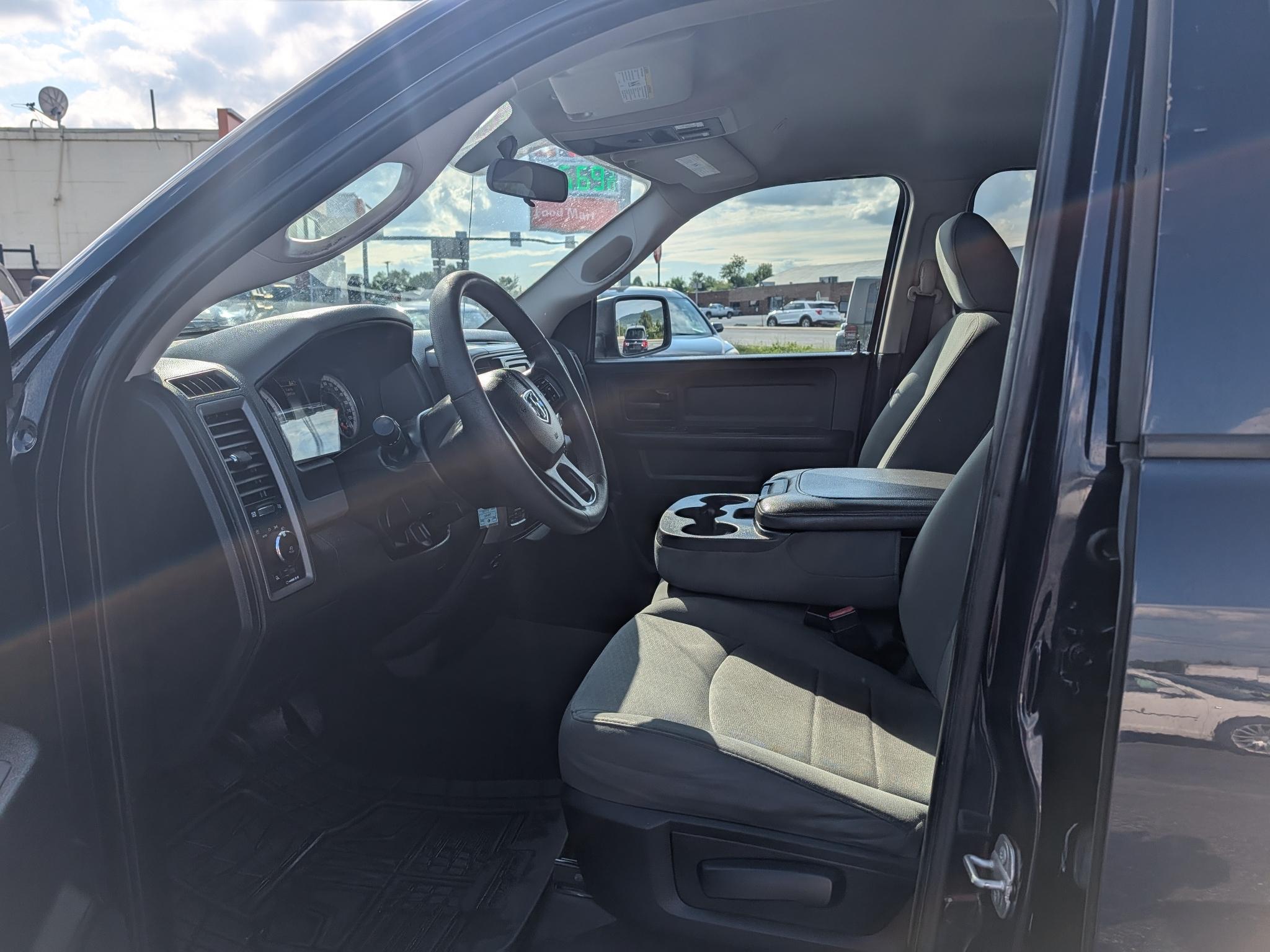 RAM 1500 Express 4x4 Crew Cab 5'7" Box 2018