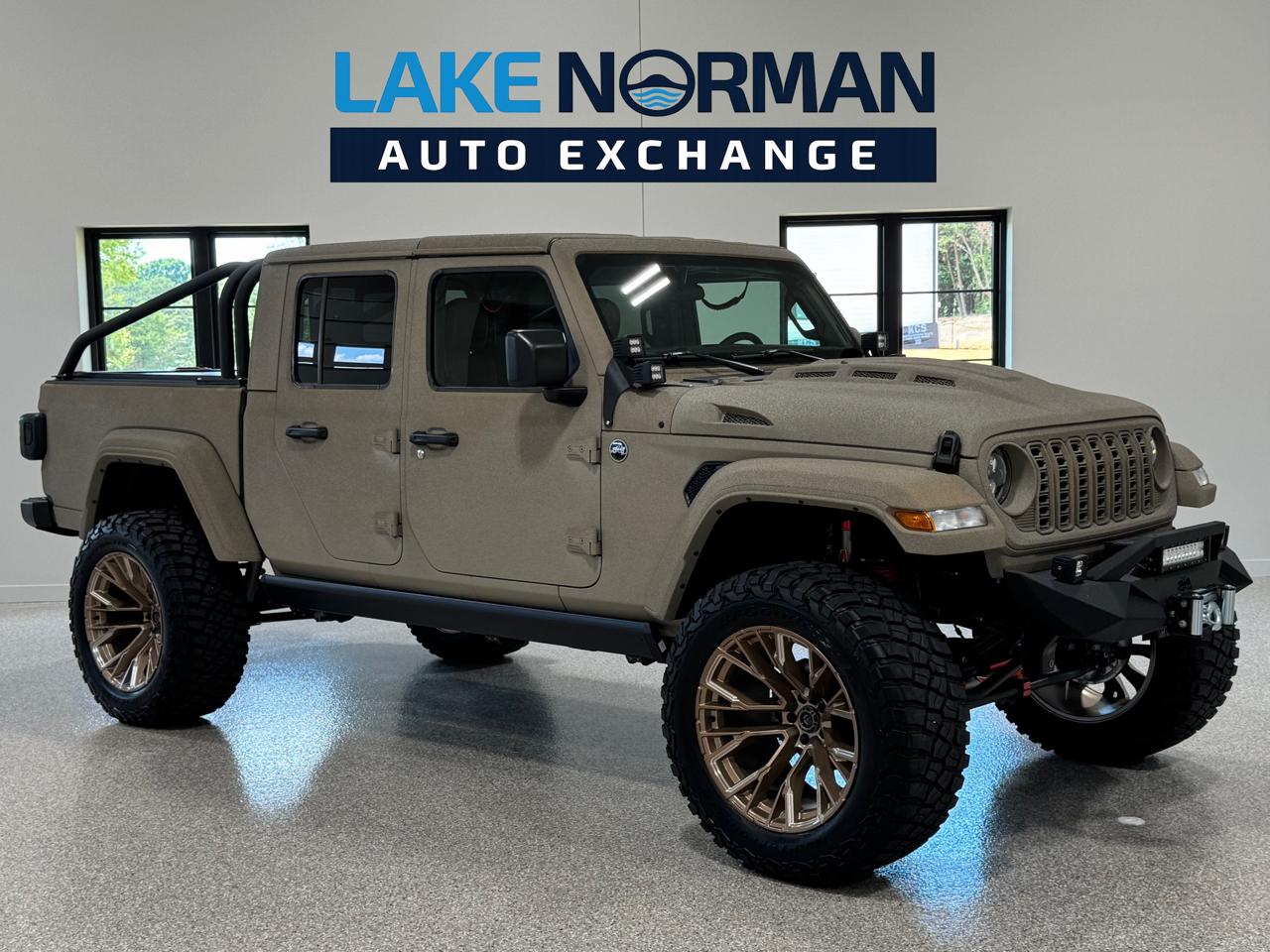 2025 Jeep Gladiator Nighthawk 4x4 *Ltd Avail*