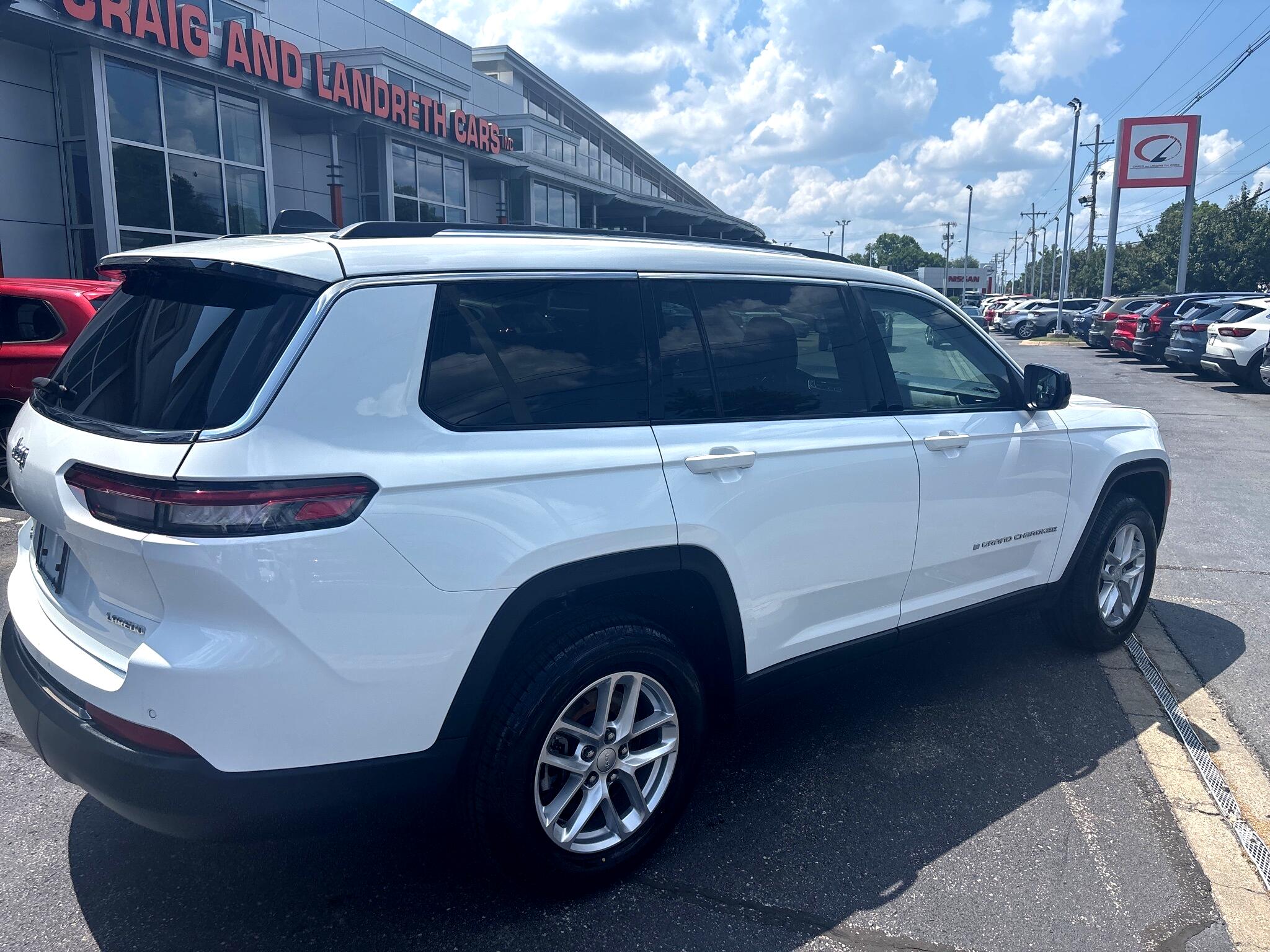 2022 Jeep Grand Cherokee Laredo photo 2