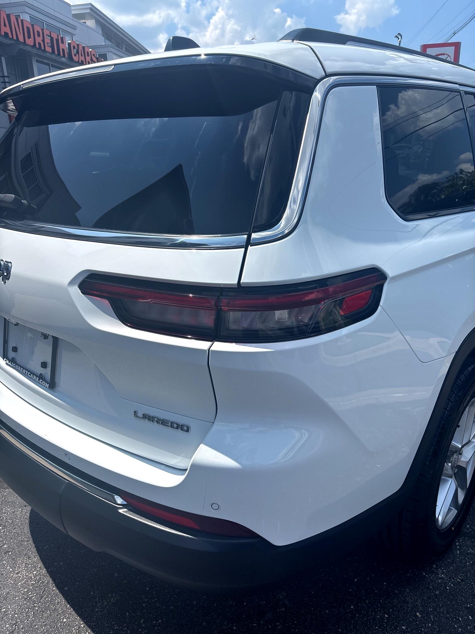 2022 Jeep Grand Cherokee Laredo photo 3
