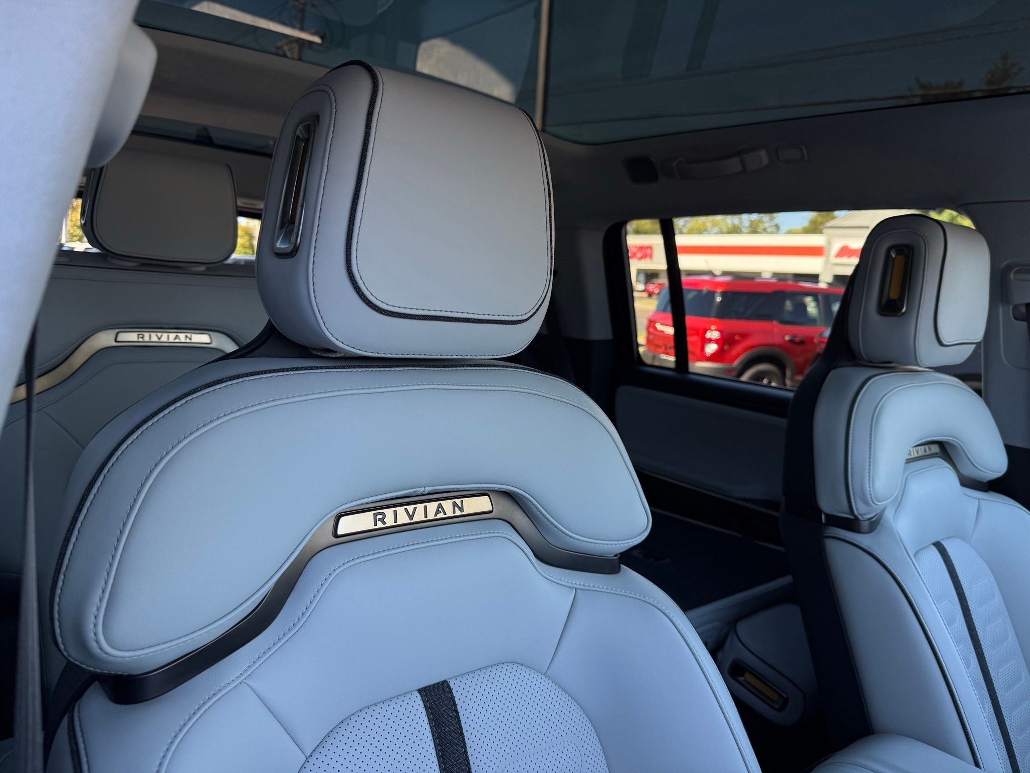 Rivian R1S  2025 Rivian R1S  2025