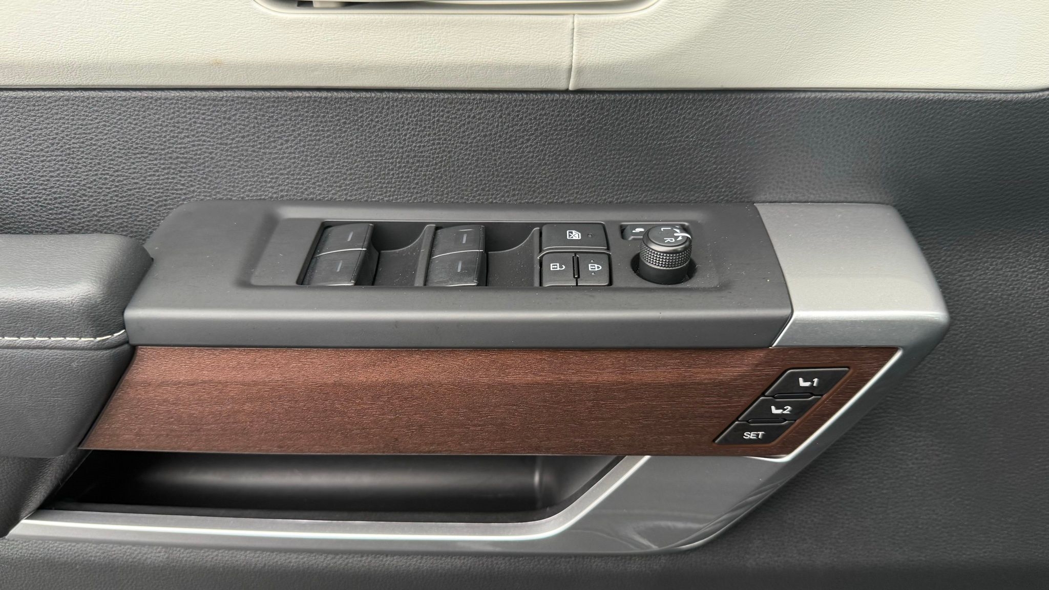 Toyota Sequoia  2025