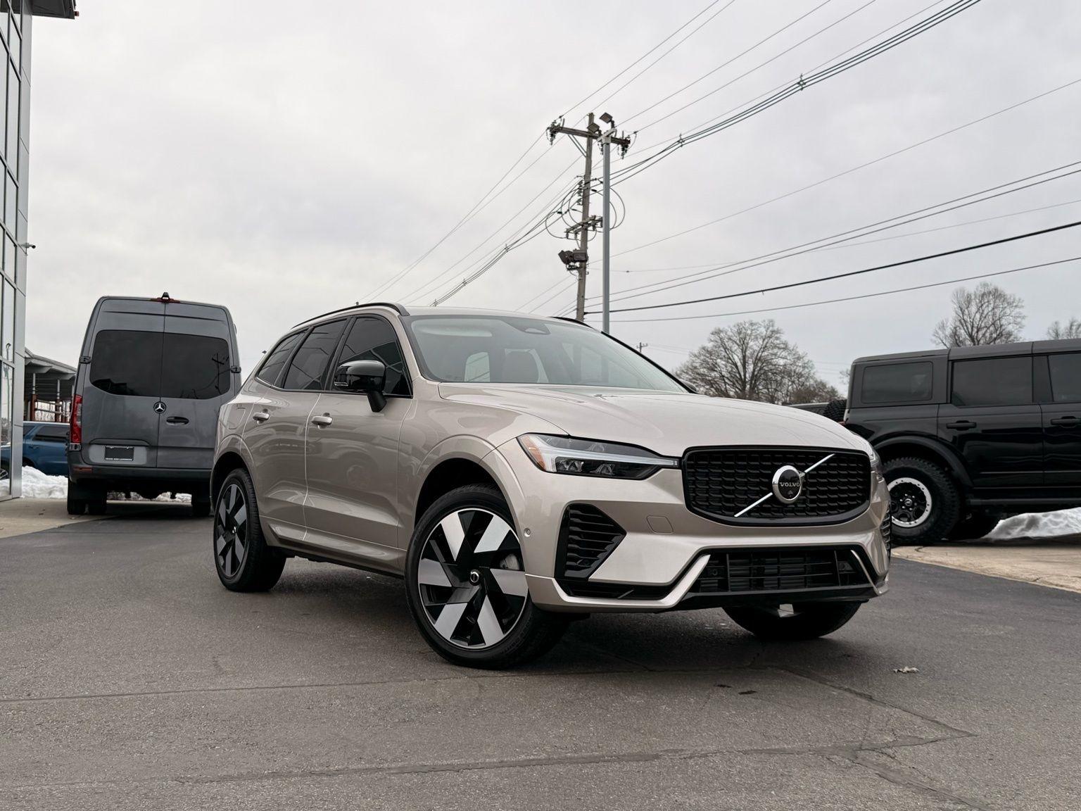 2025 Volvo XC60 T8 Plus