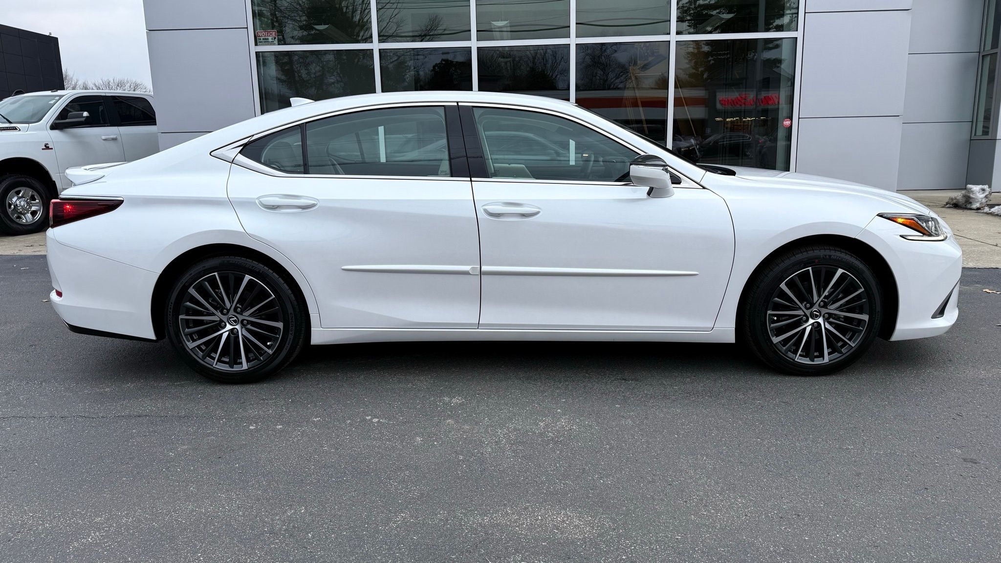 2025 Lexus ES 350's photo