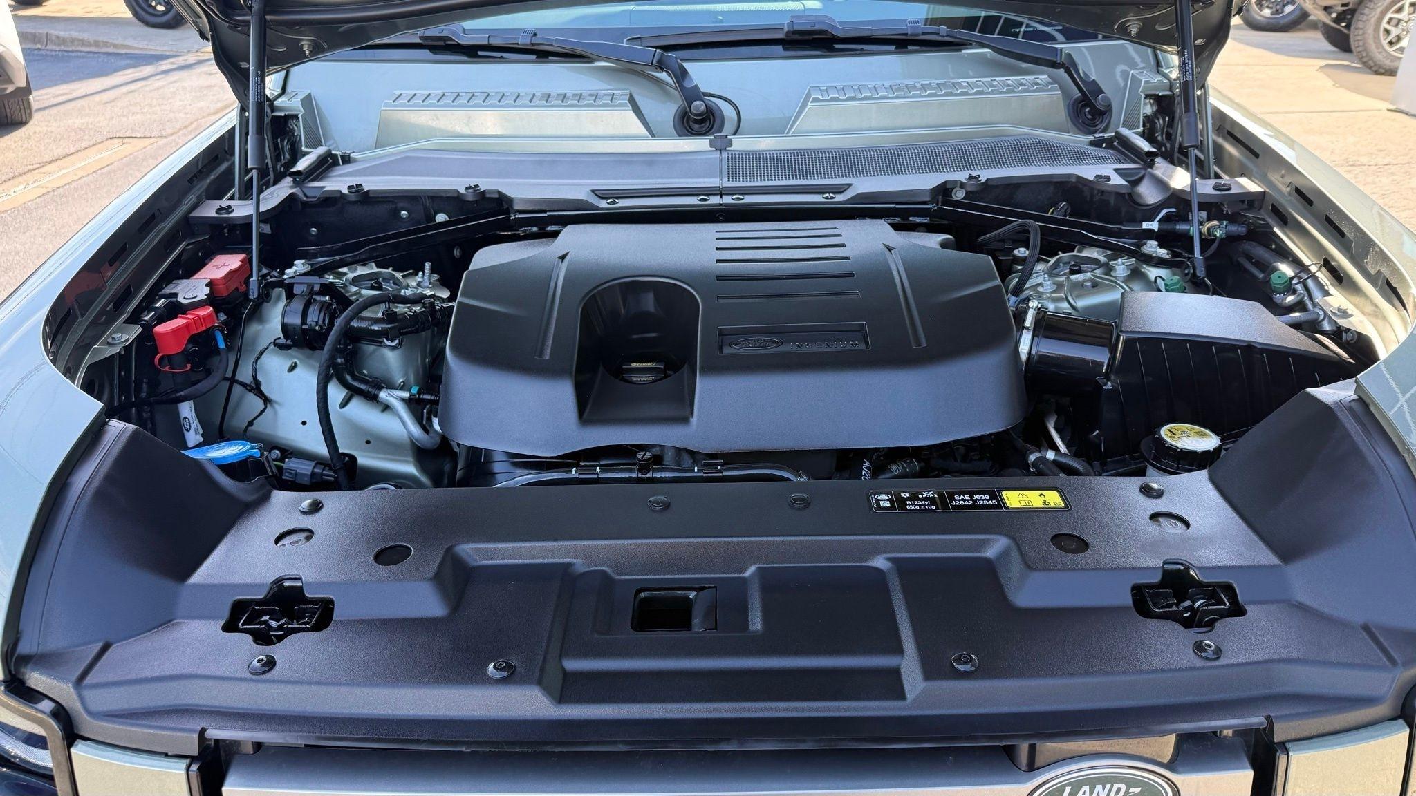 Land Rover Defender  2023