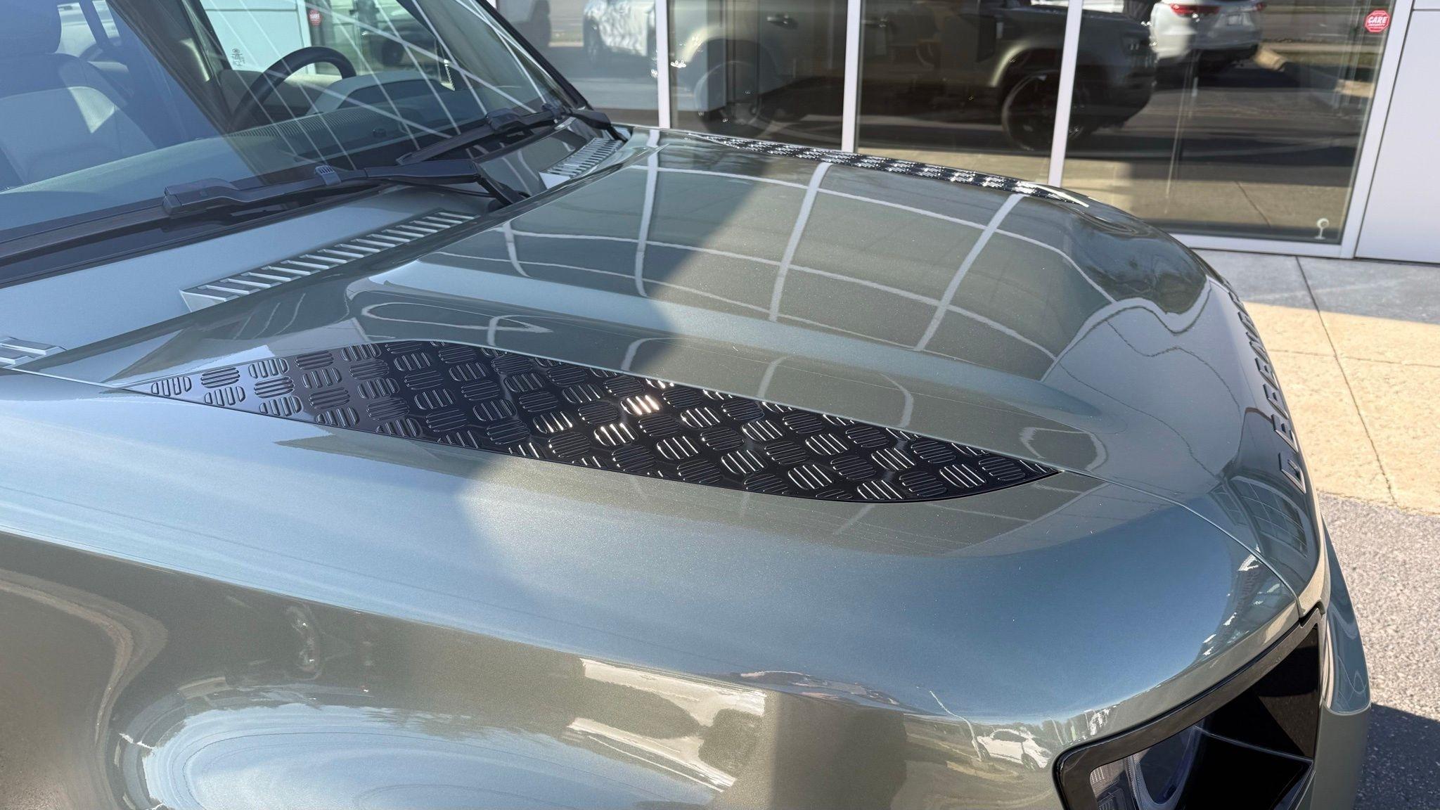 Land Rover Defender  2023