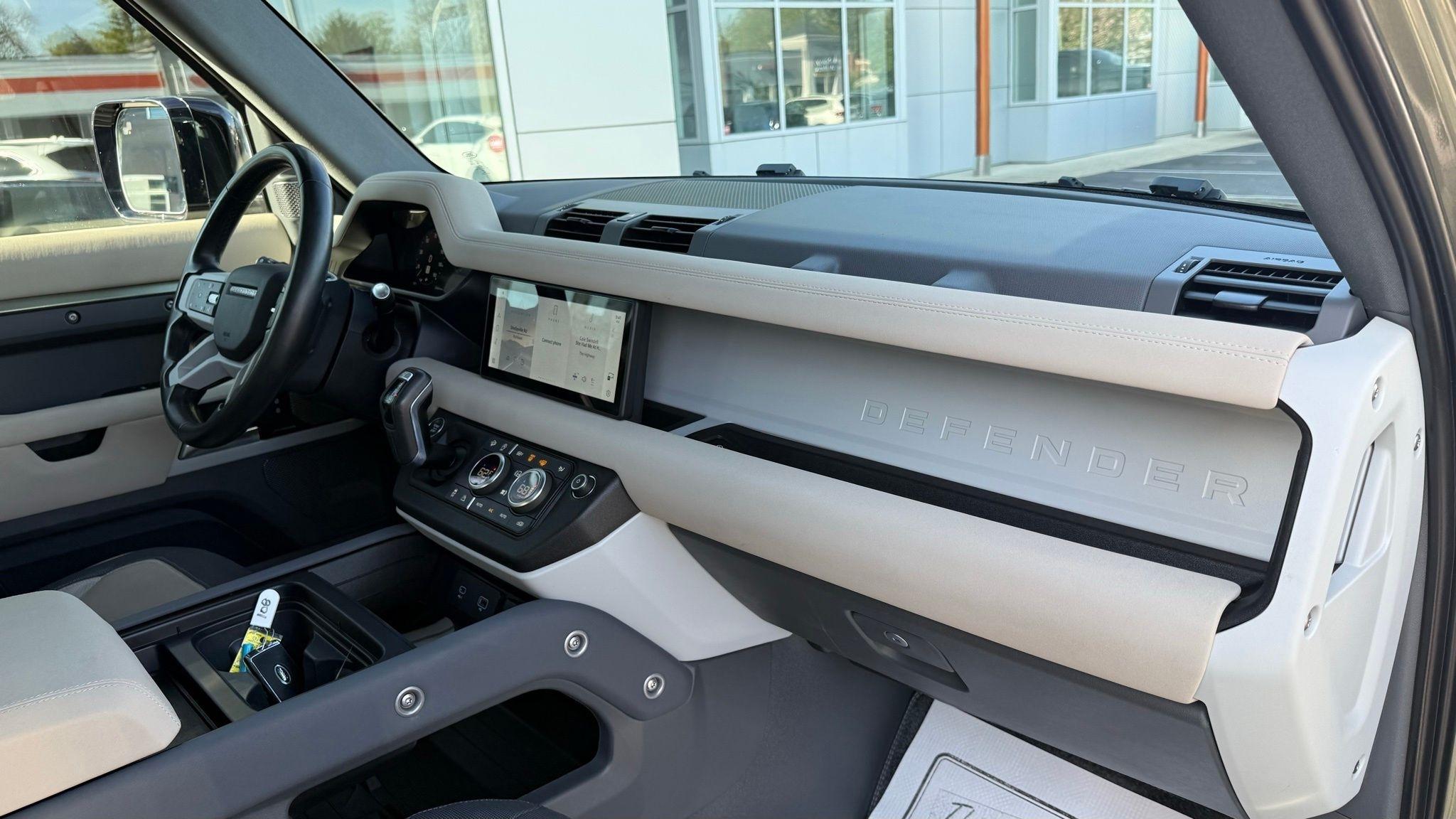 Land Rover Defender  2023