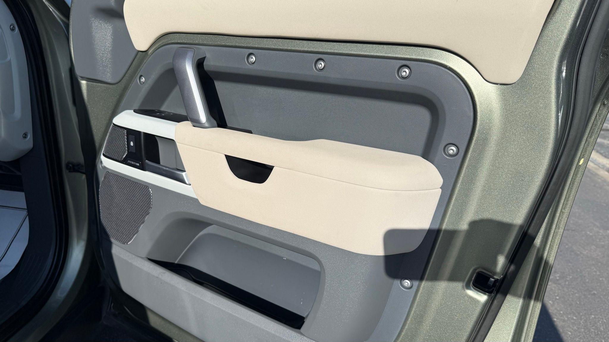 Land Rover Defender  2023