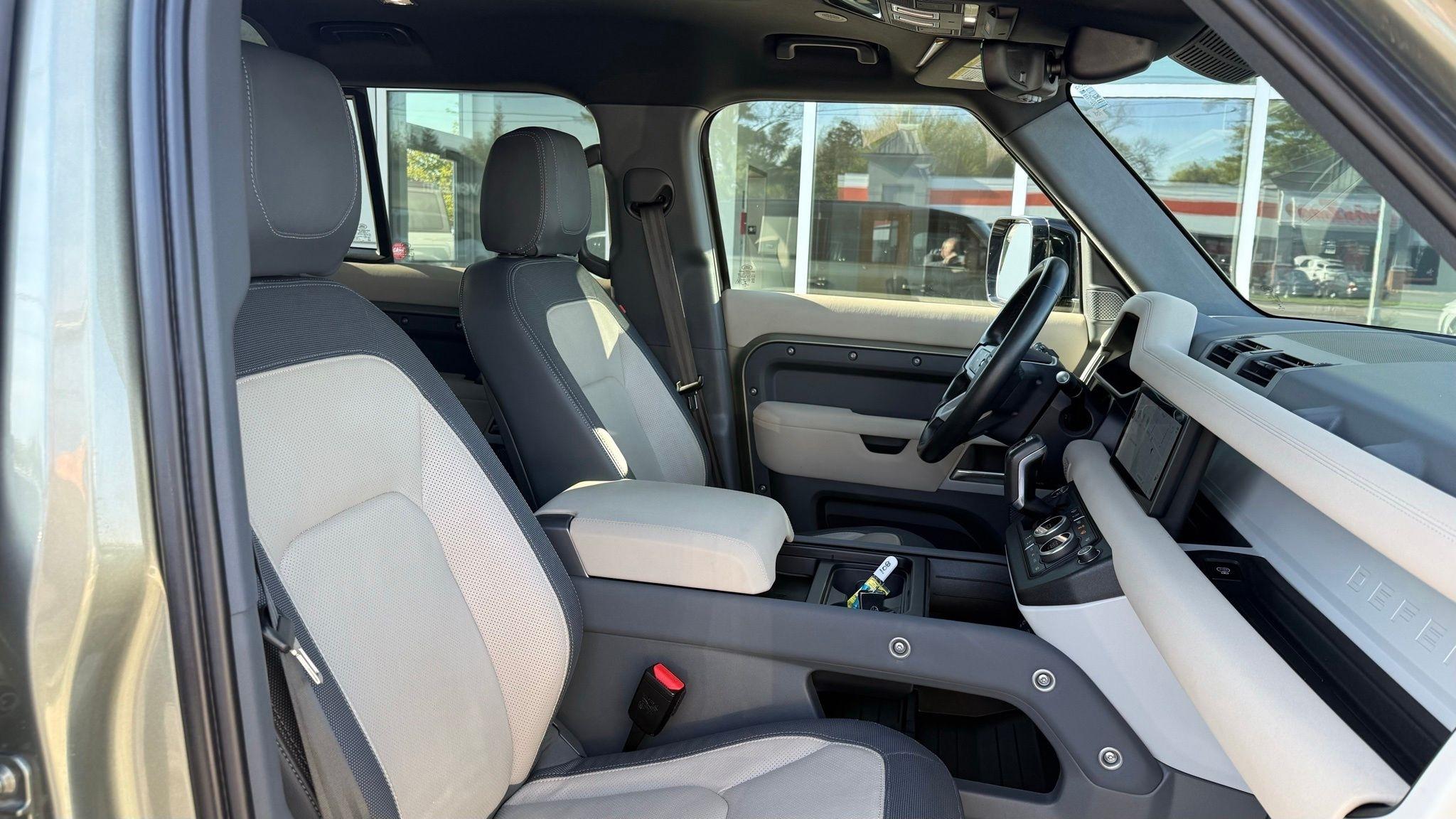 Land Rover Defender  2023