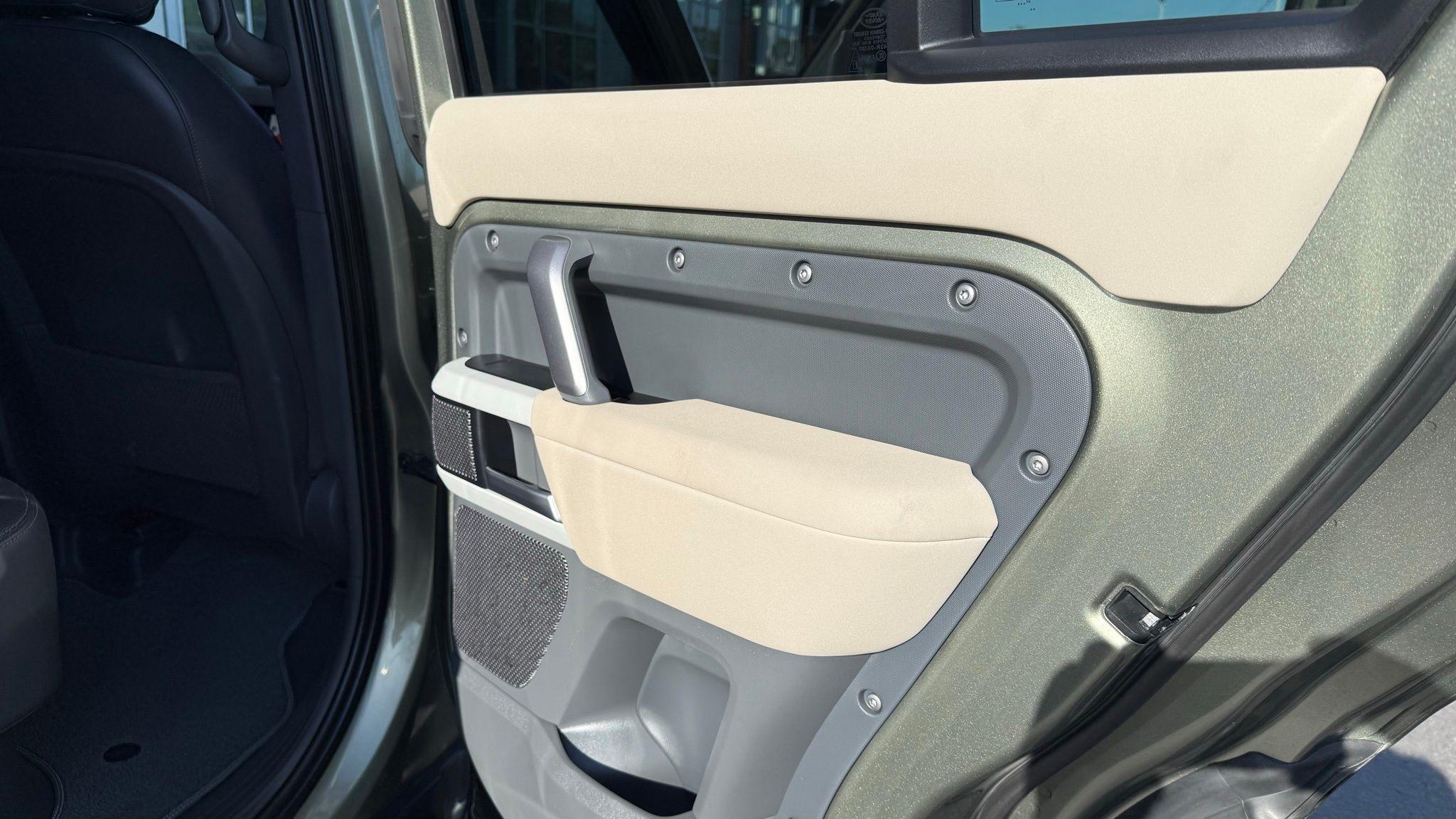 Land Rover Defender  2023