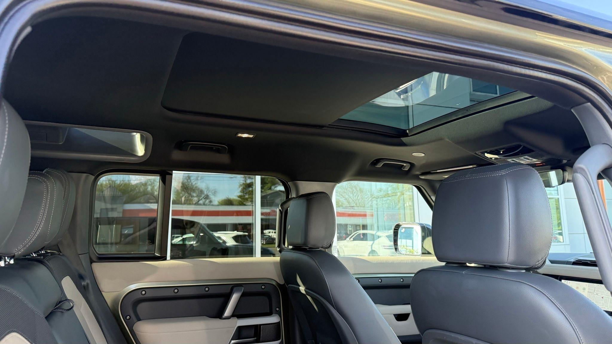 Land Rover Defender  2023