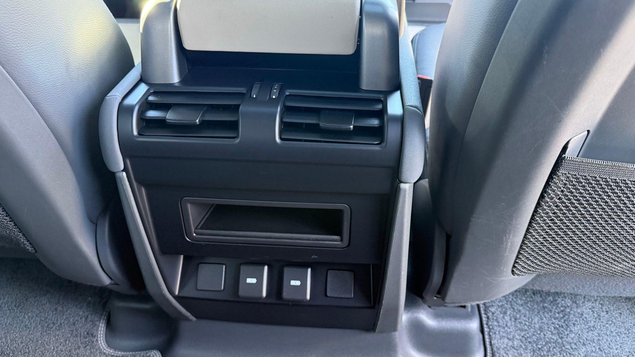 Land Rover Defender  2023