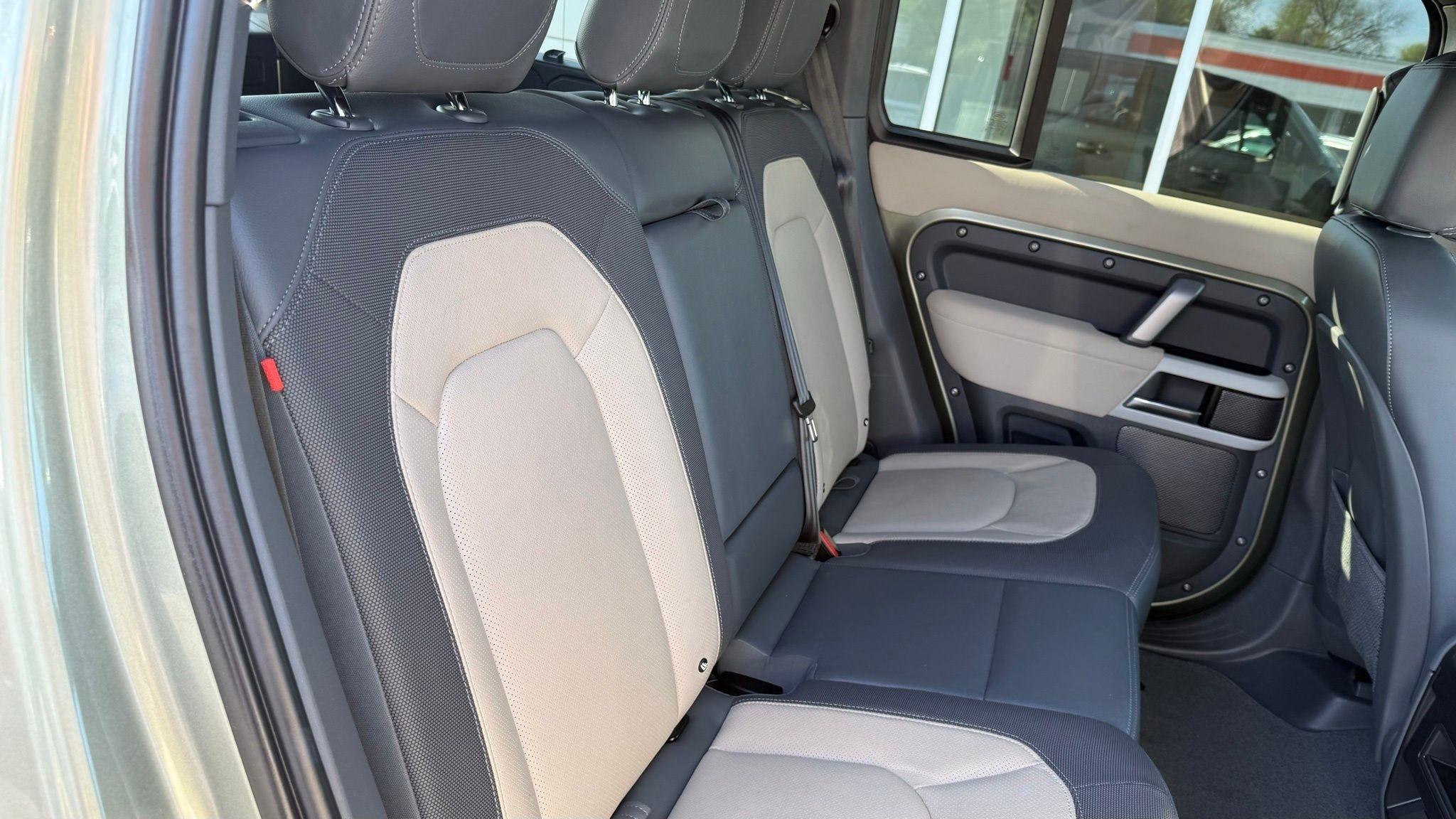 Land Rover Defender  2023