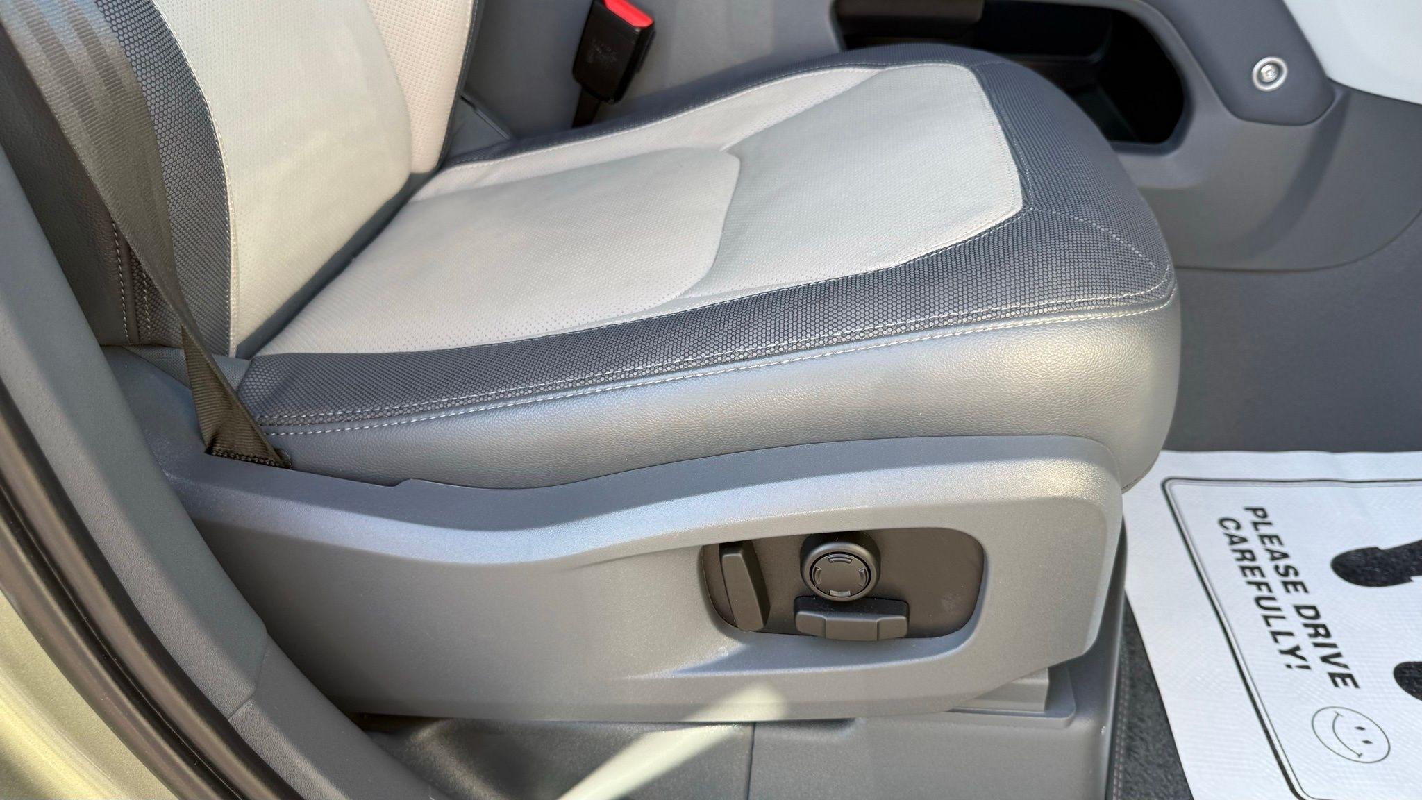 Land Rover Defender  2023