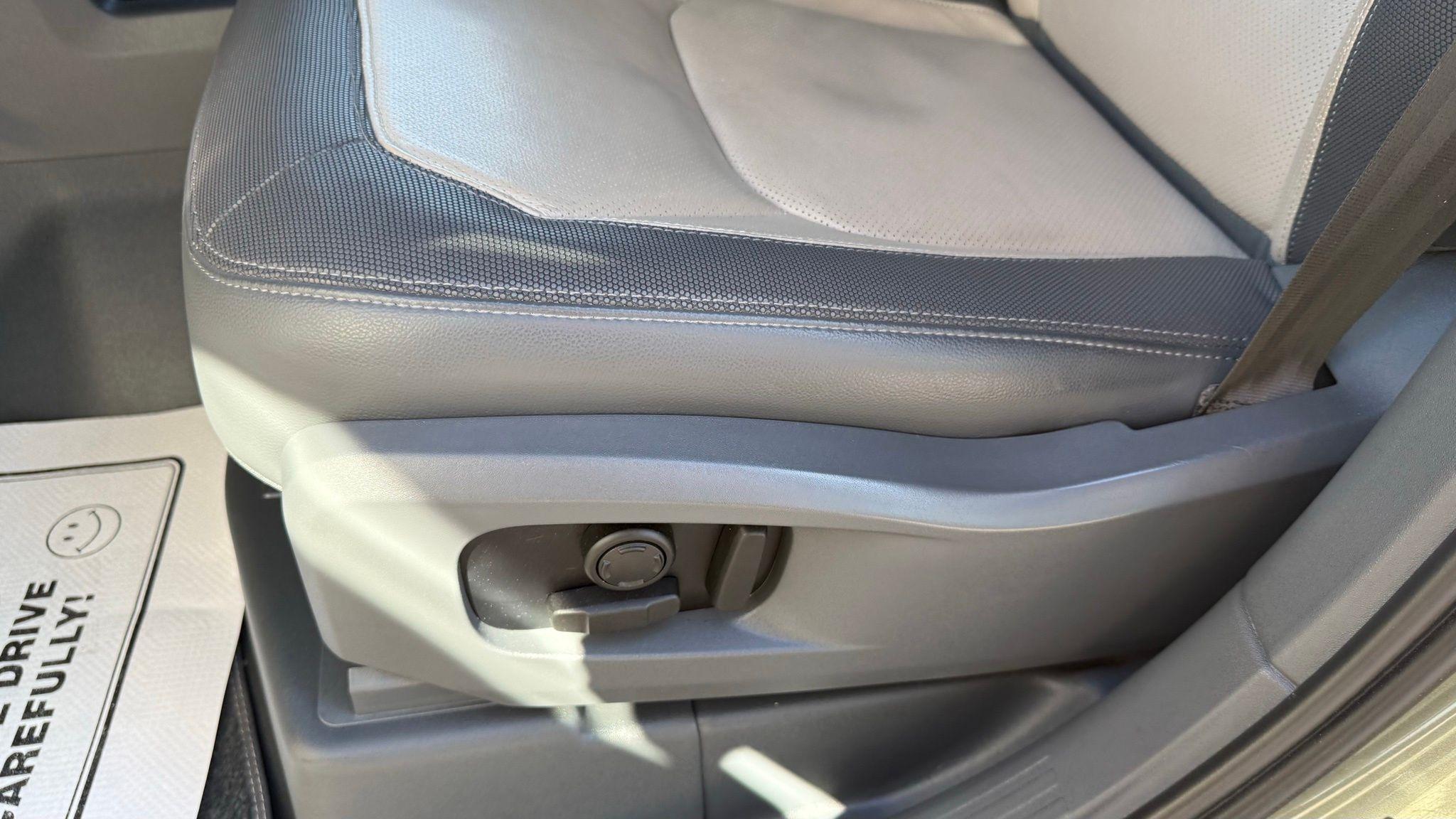 Land Rover Defender  2023