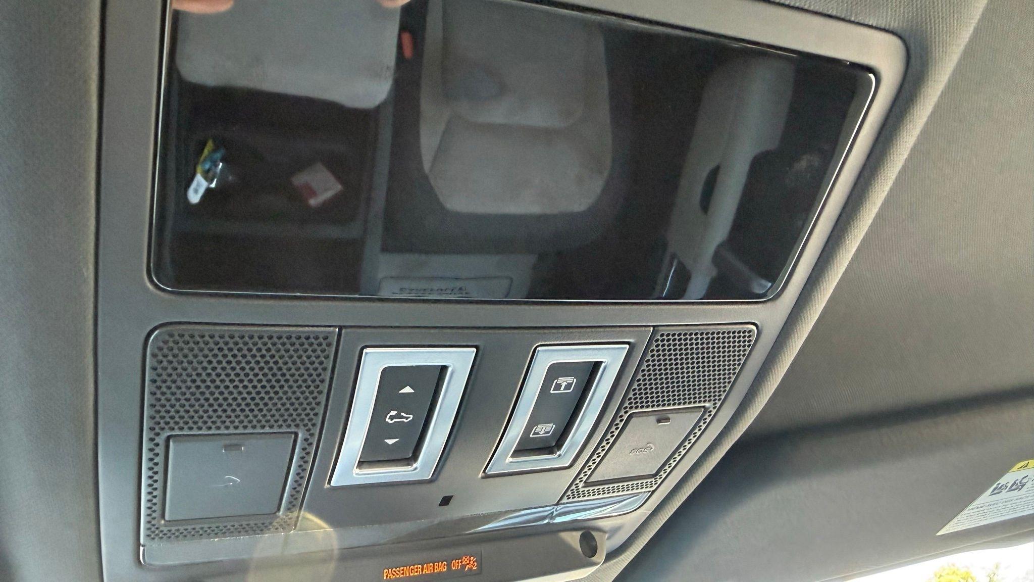 Land Rover Defender  2023