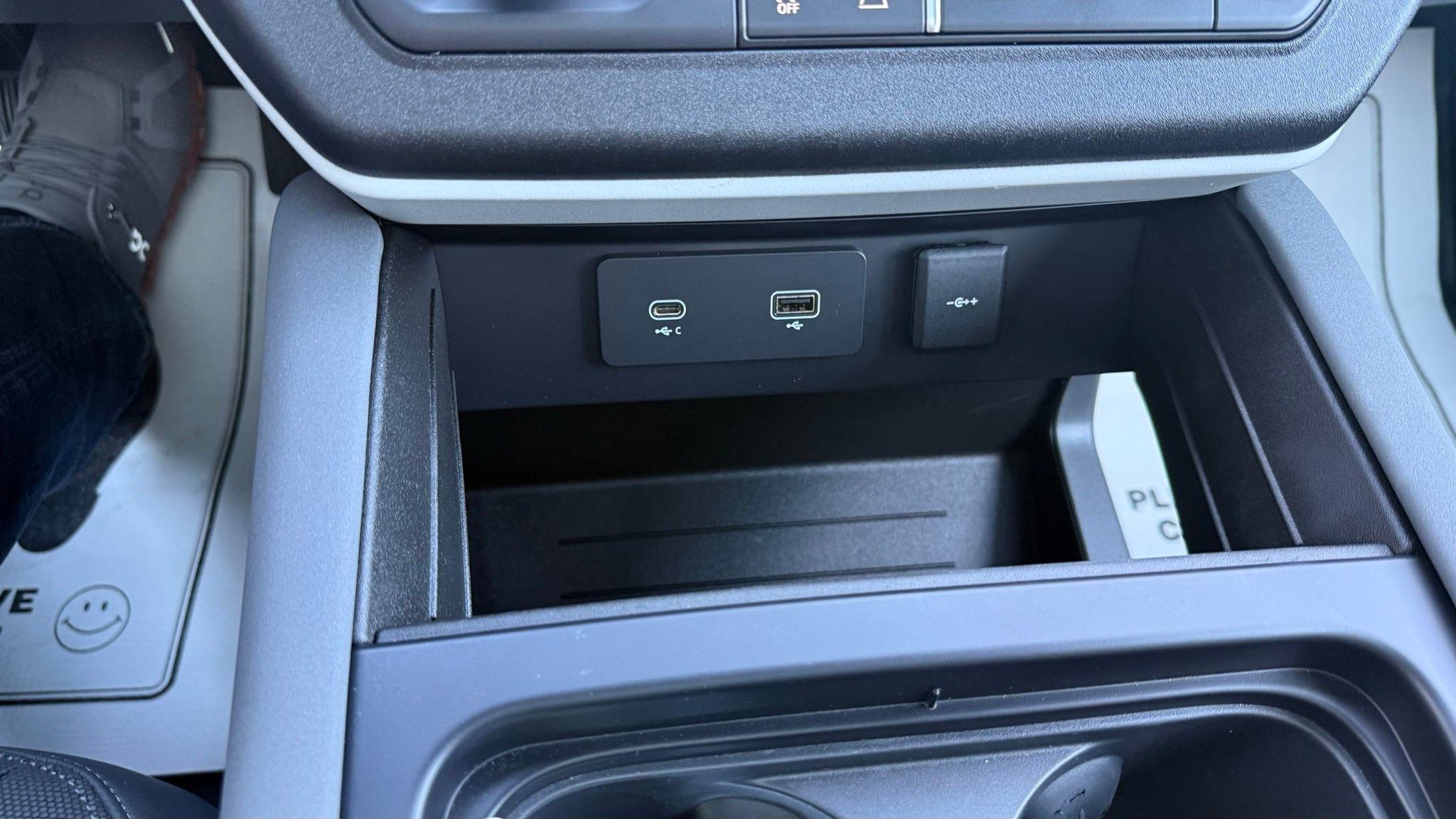 Land Rover Defender  2023