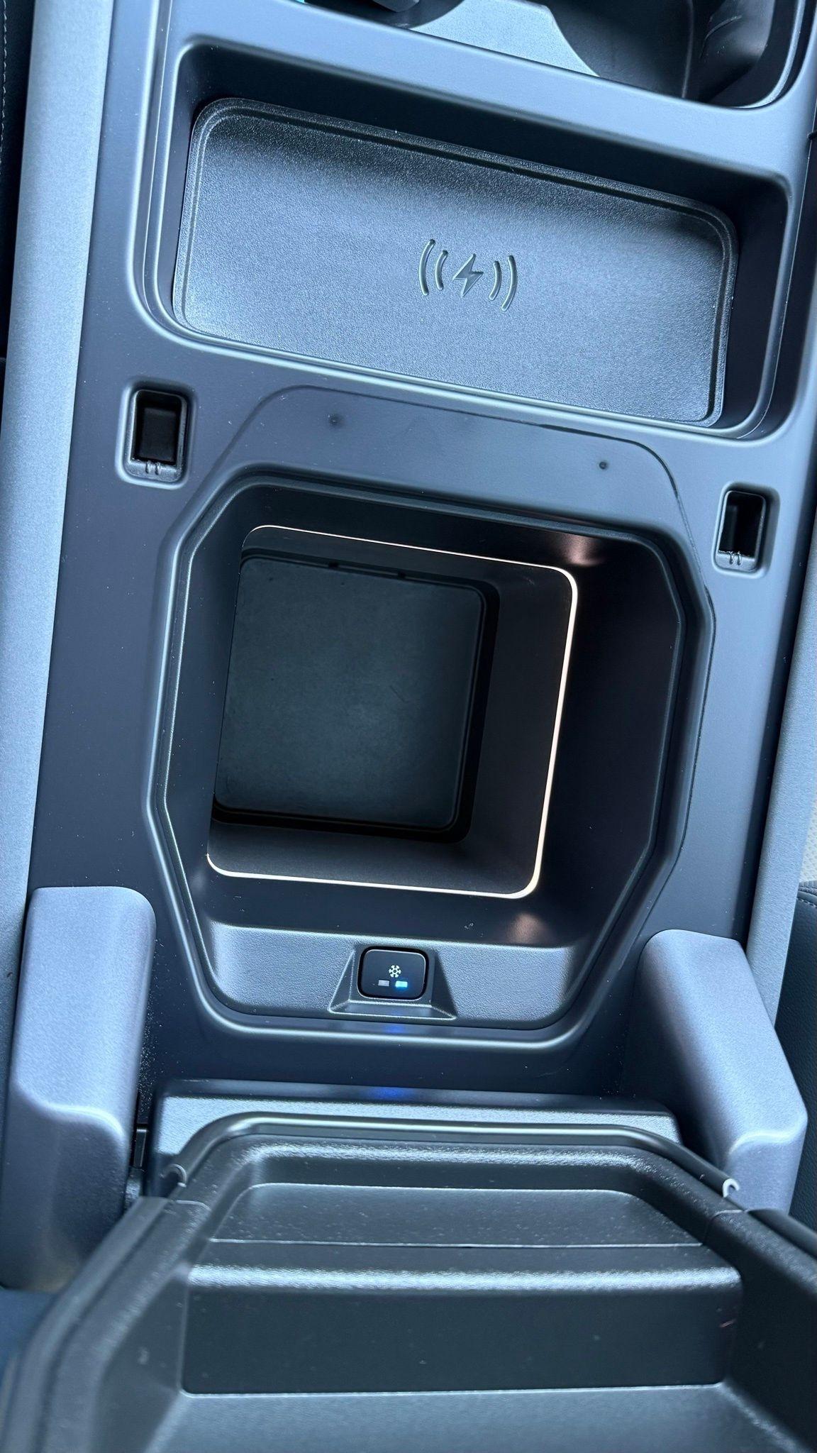 Land Rover Defender  2023