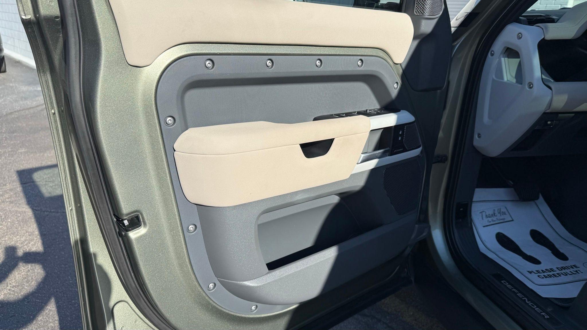 Land Rover Defender  2023