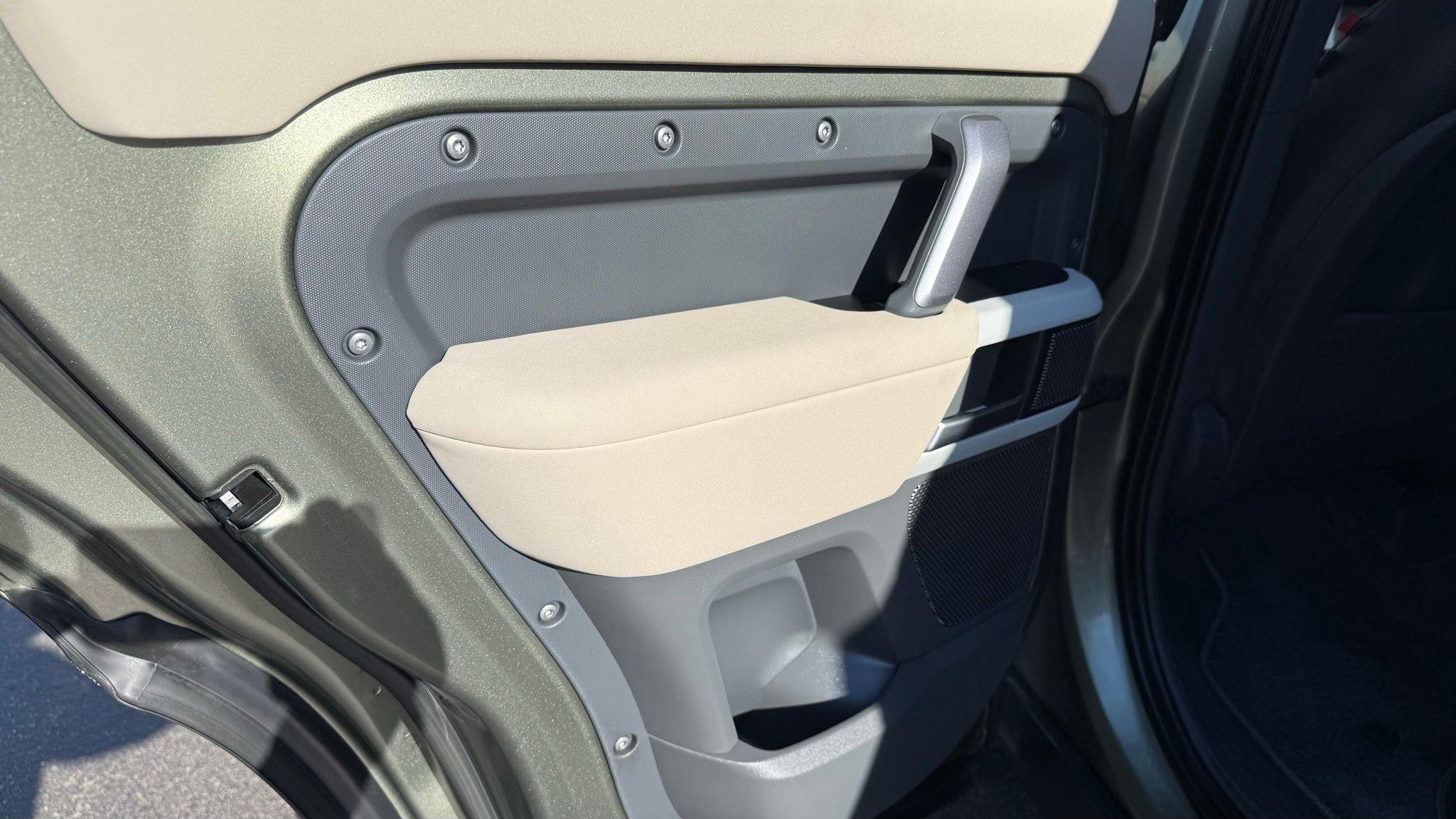 Land Rover Defender  2023