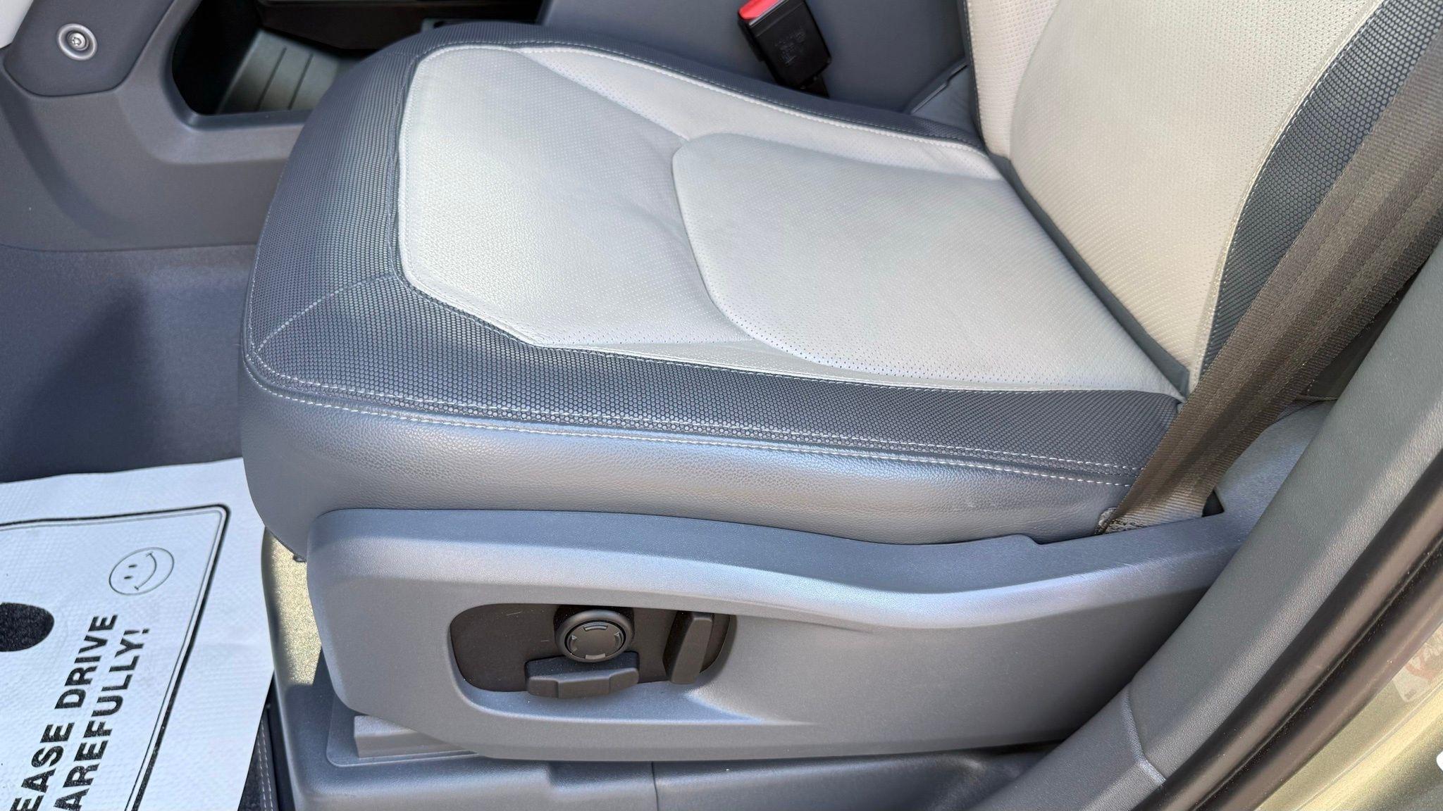 Land Rover Defender  2023