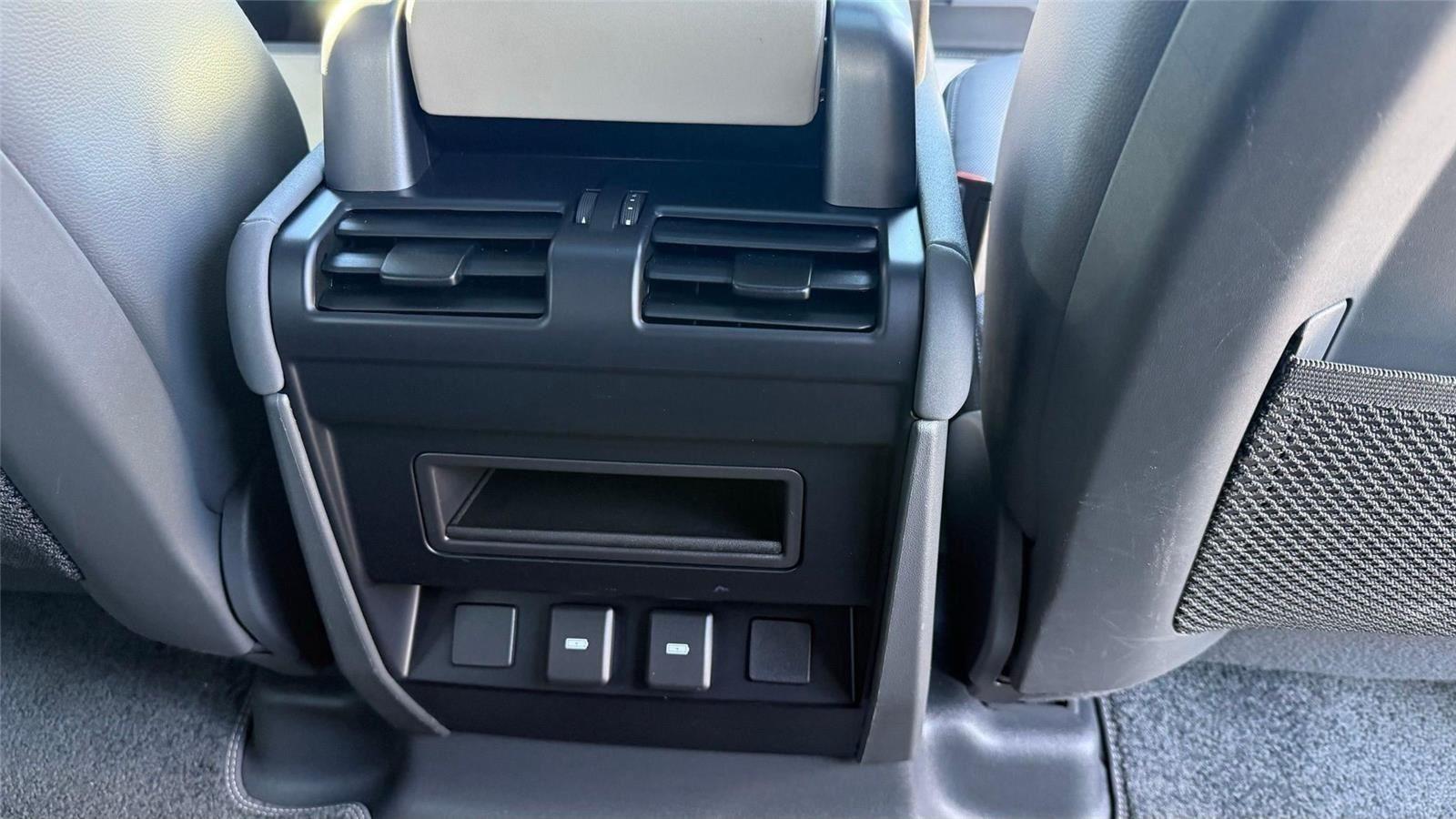 2023 Land Rover Defender X-Dynamic SE - Photo 30