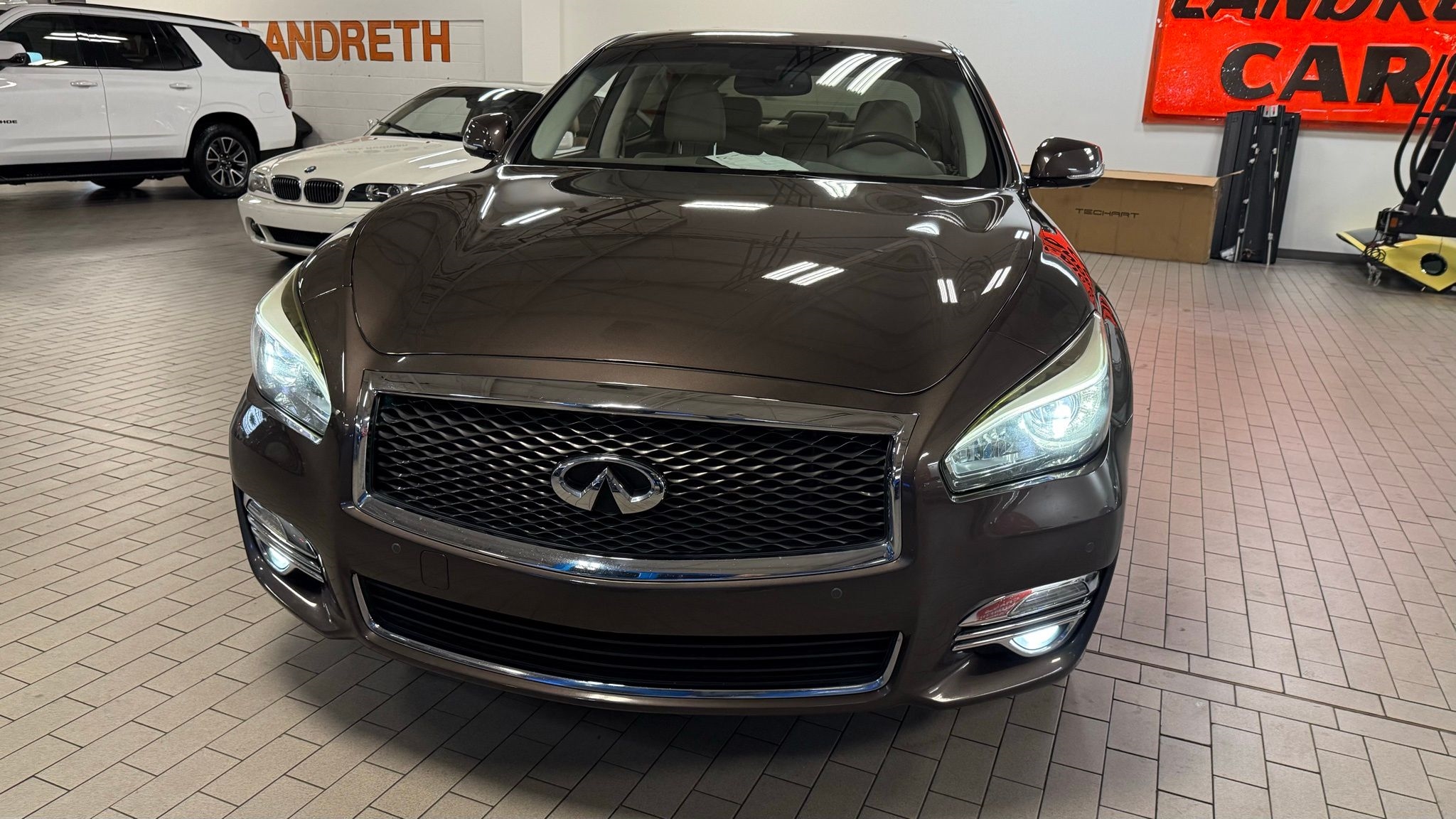 Infiniti Q70  2016