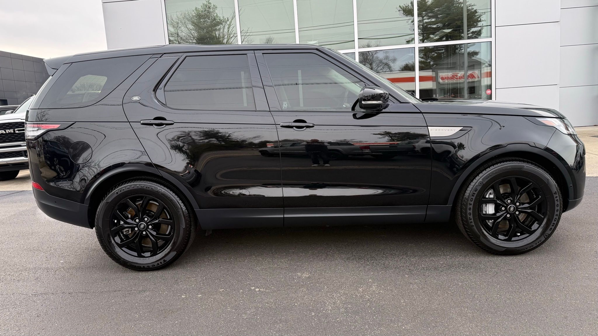 2019 Land Rover Discovery SE's photo