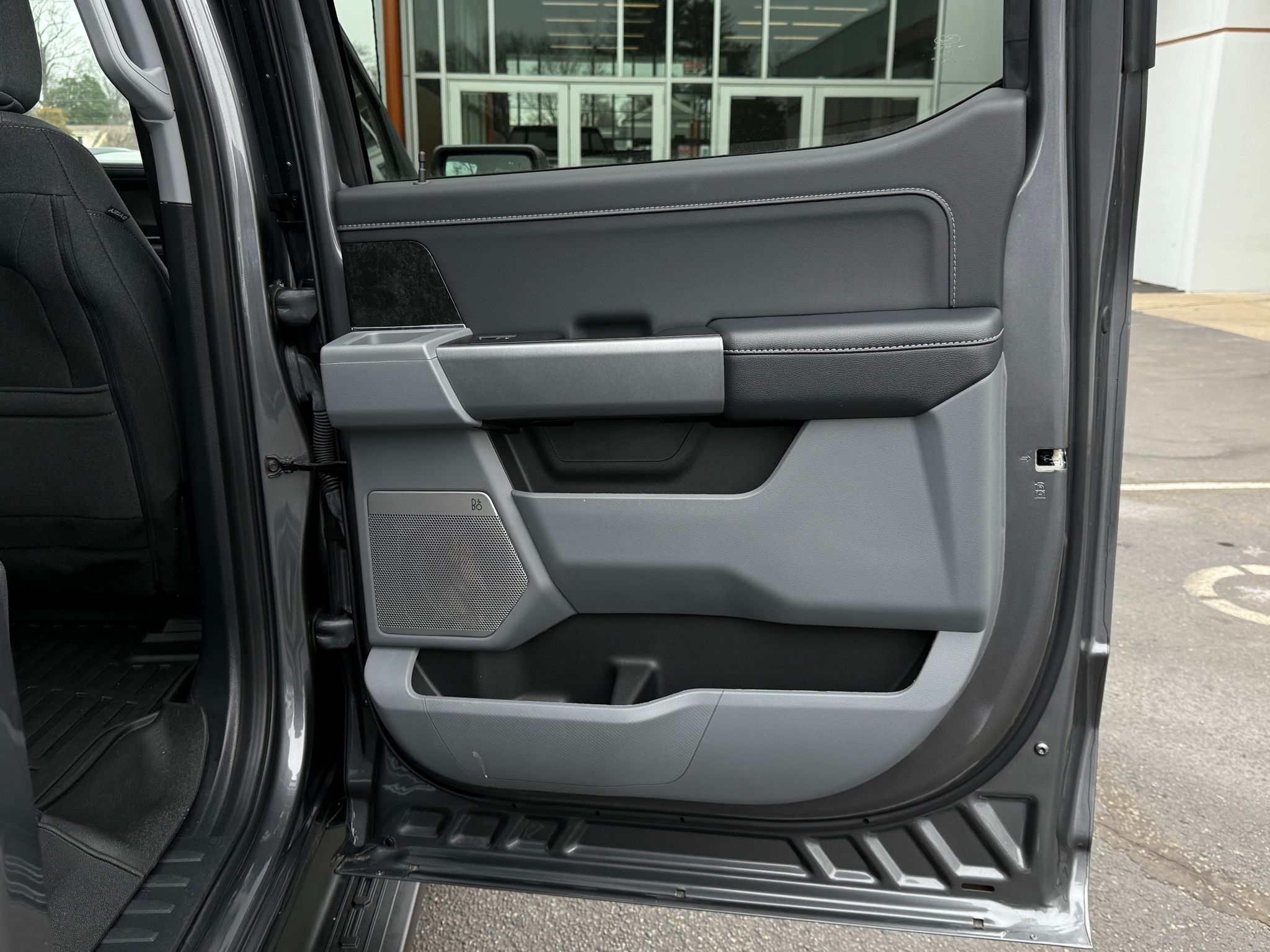 Ford F-150 Lightning  2024