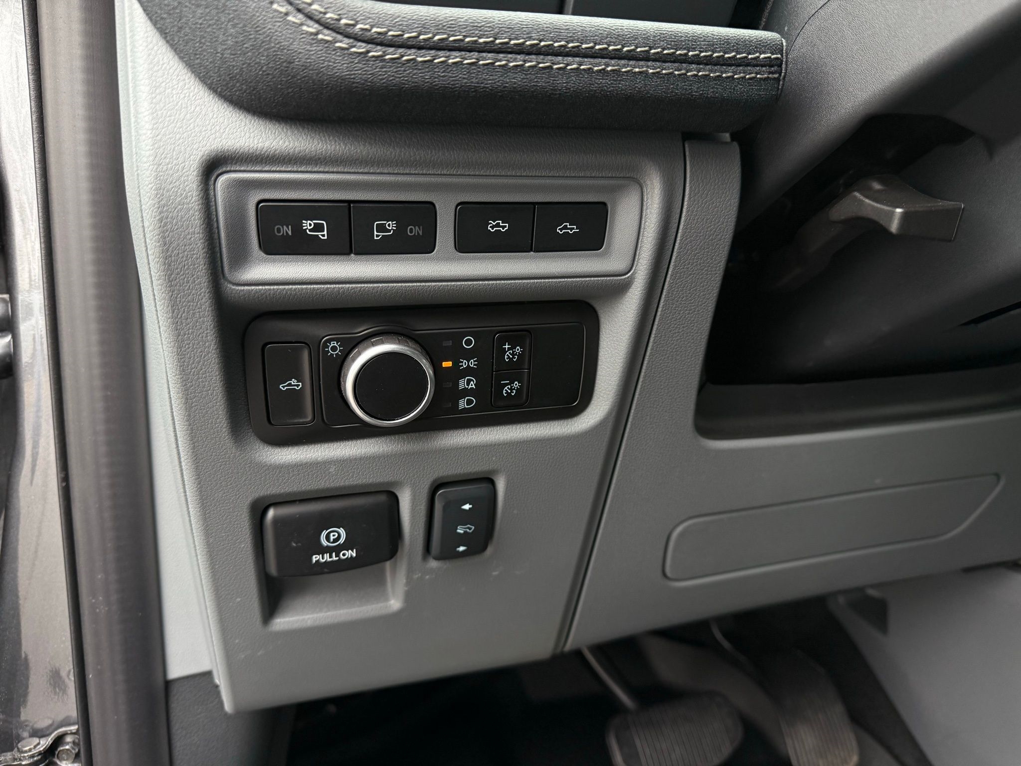 Ford F-150 Lightning  2024