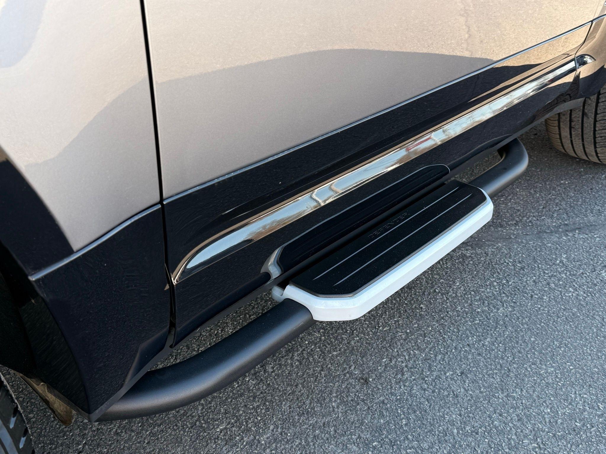 Land Rover Defender  2023