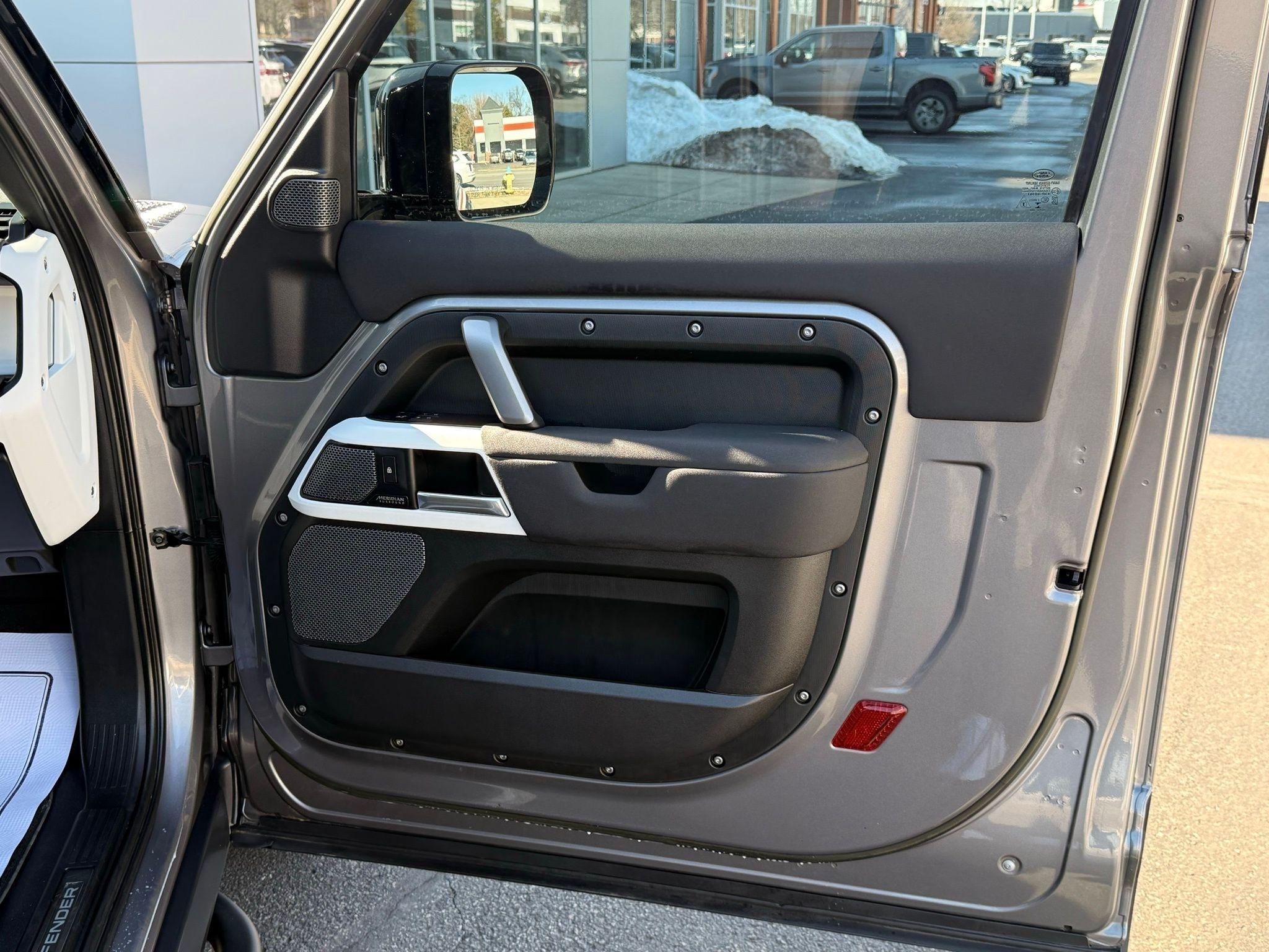 Land Rover Defender  2023