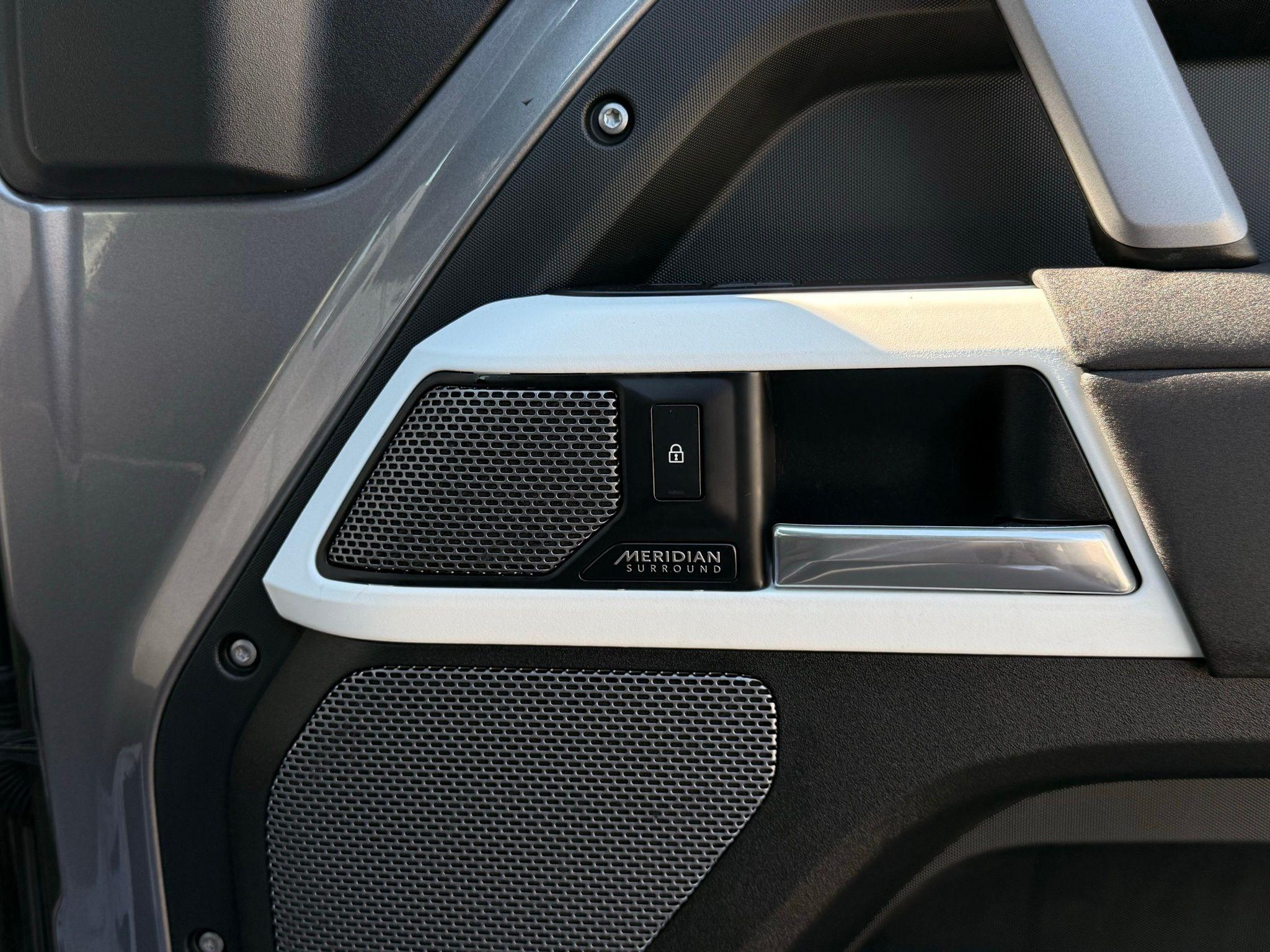 Land Rover Defender  2023