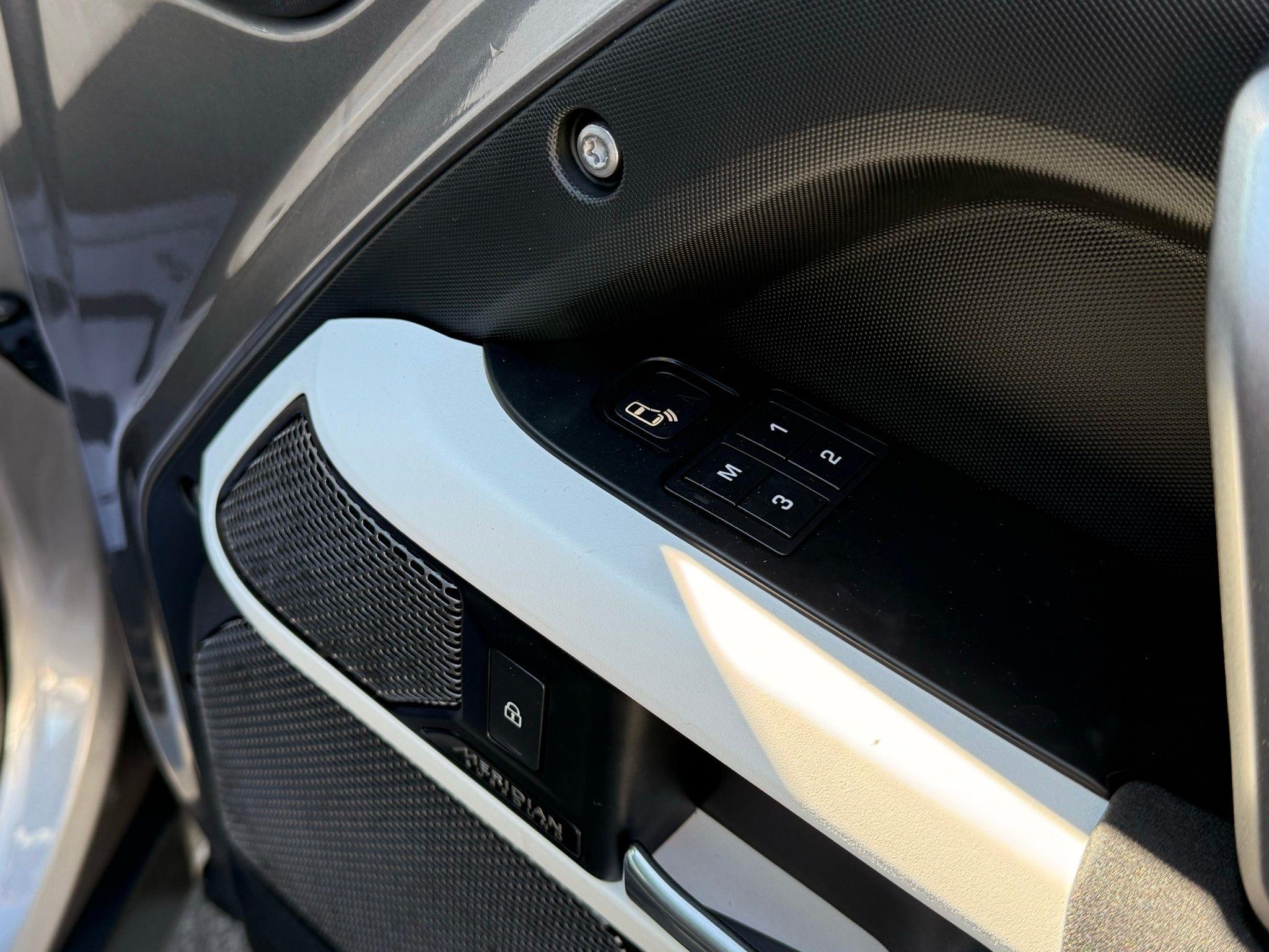 Land Rover Defender  2023