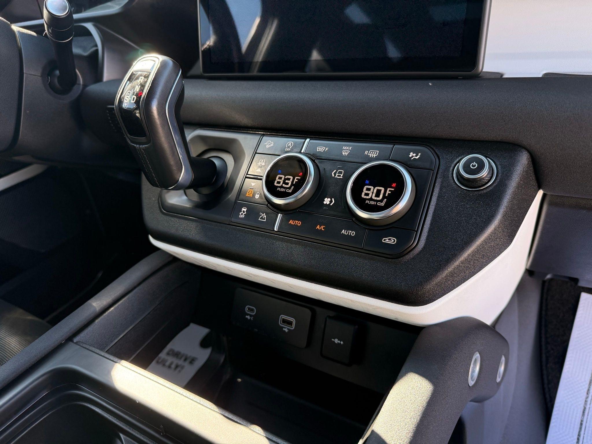 Land Rover Defender  2023