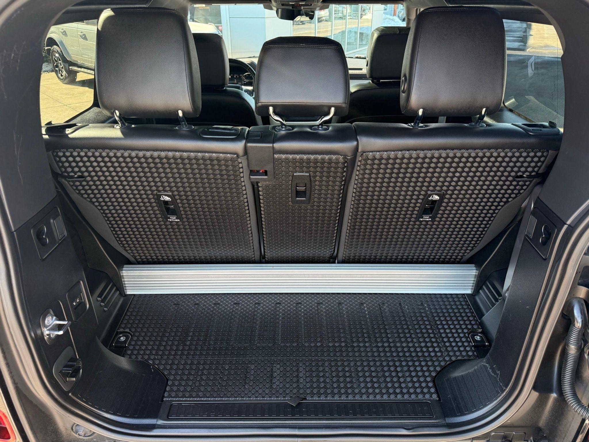 Land Rover Defender  2023