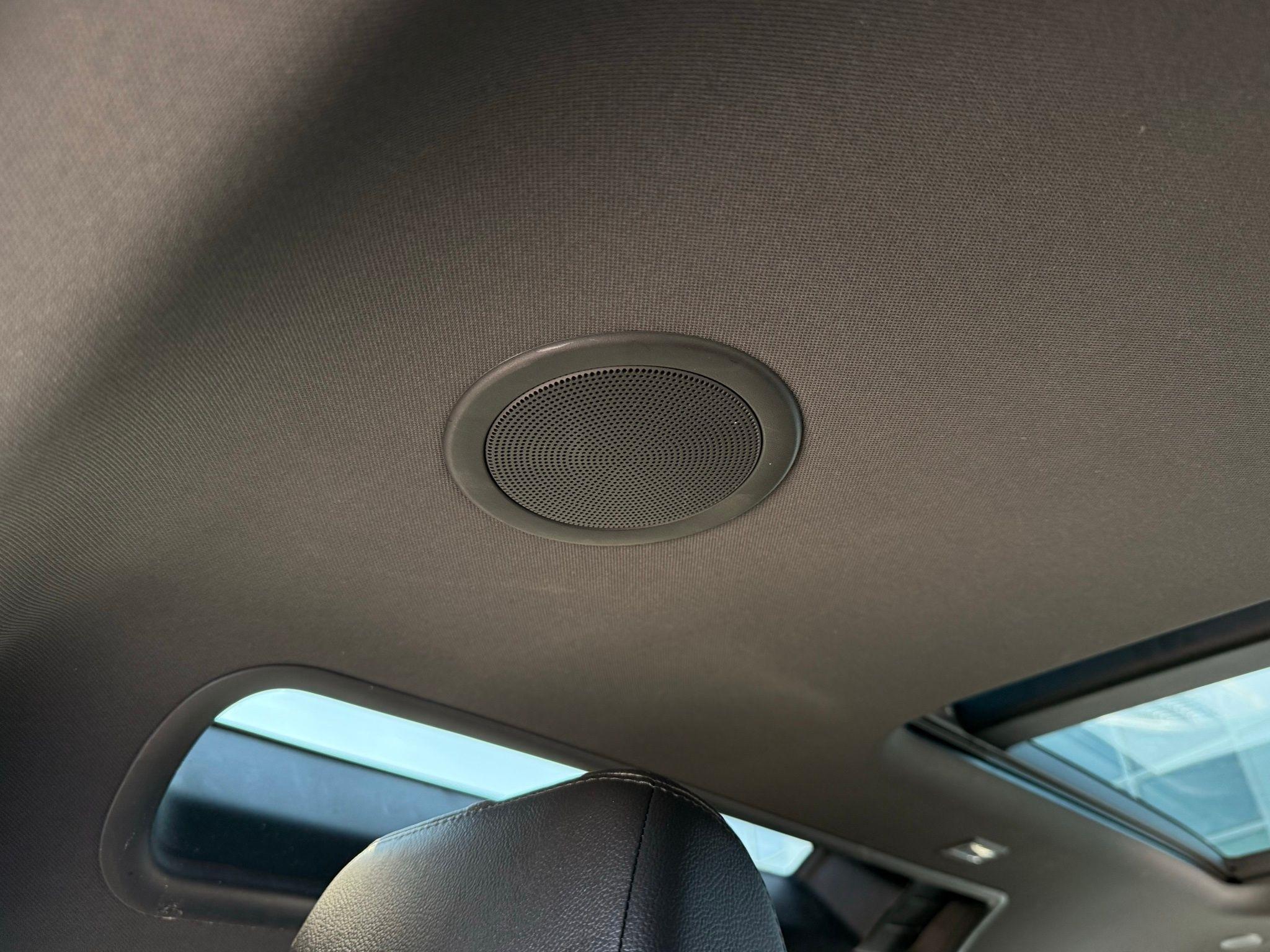 Land Rover Defender  2023