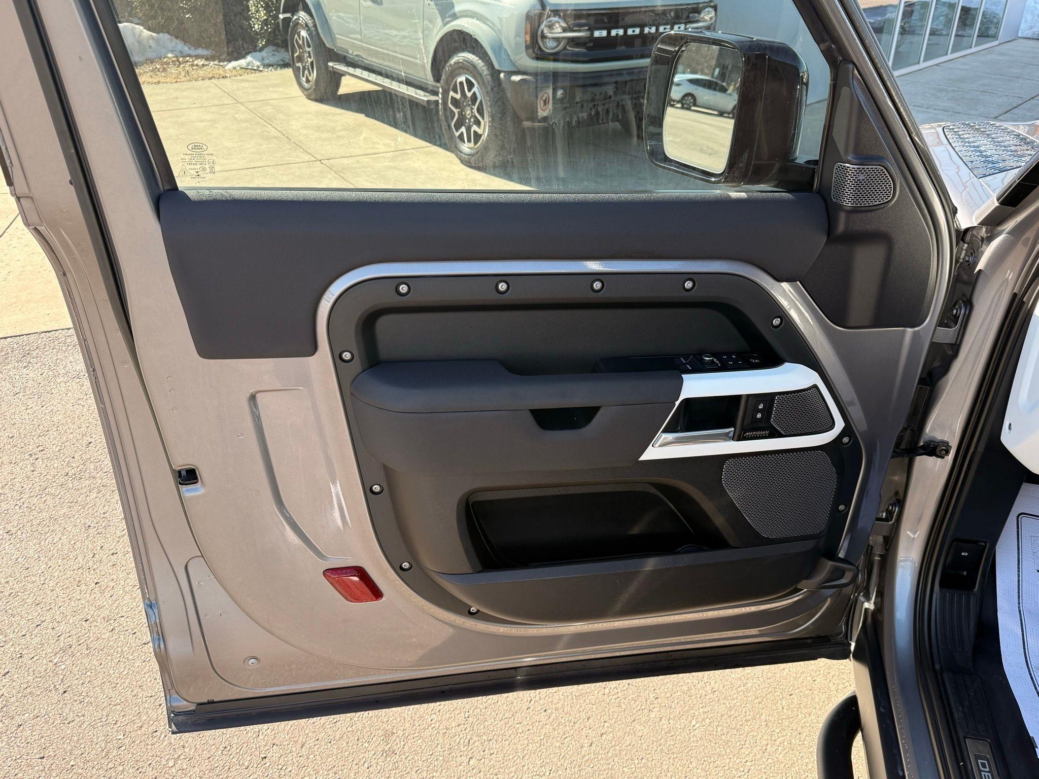 Land Rover Defender  2023