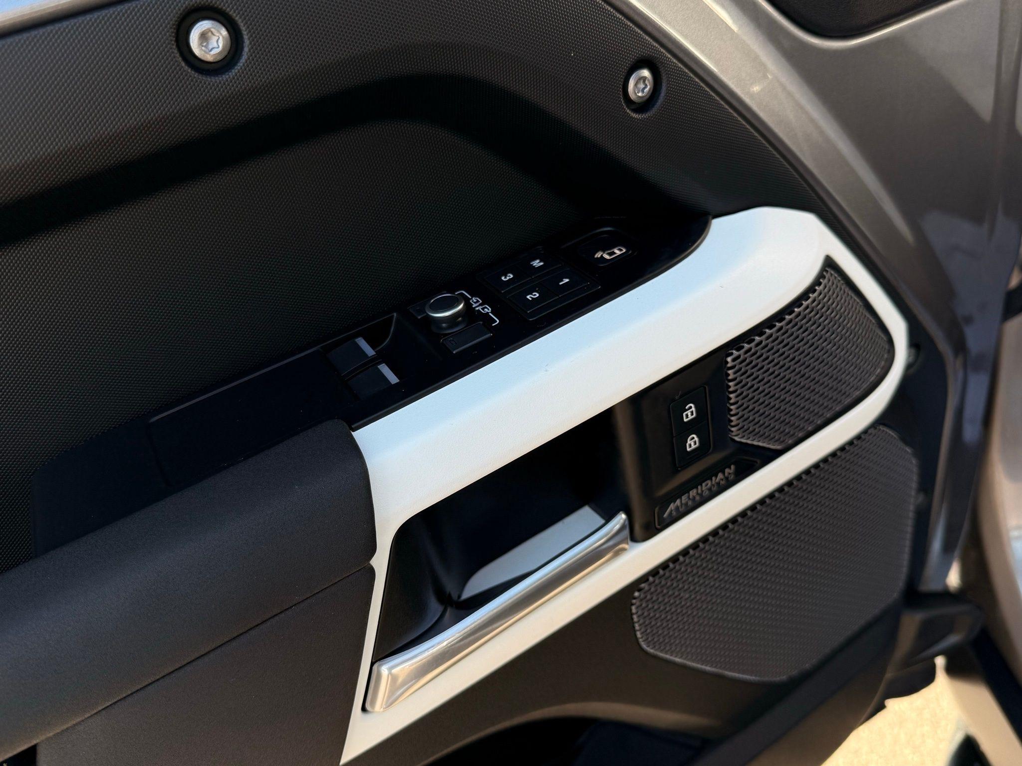 Land Rover Defender  2023