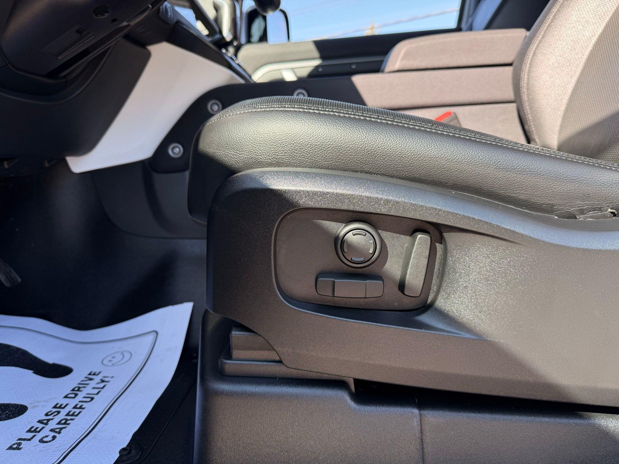 Land Rover Defender  2023