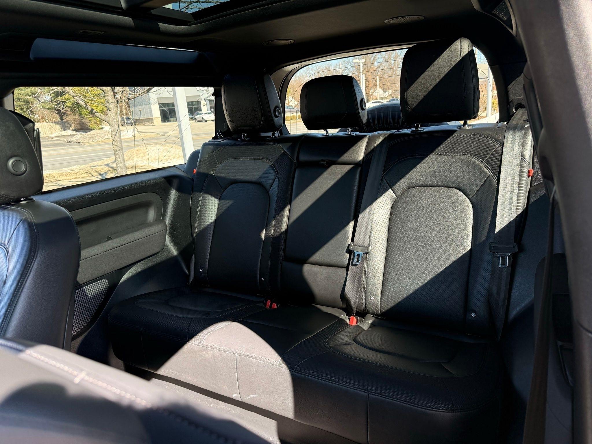 Land Rover Defender  2023