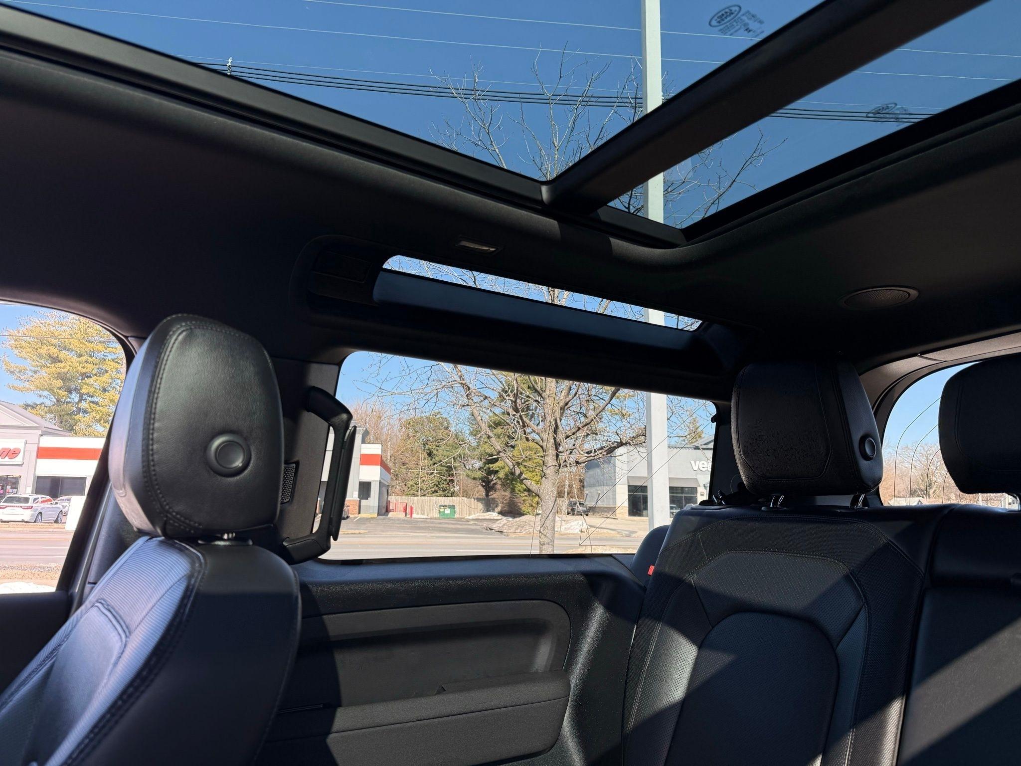 Land Rover Defender  2023