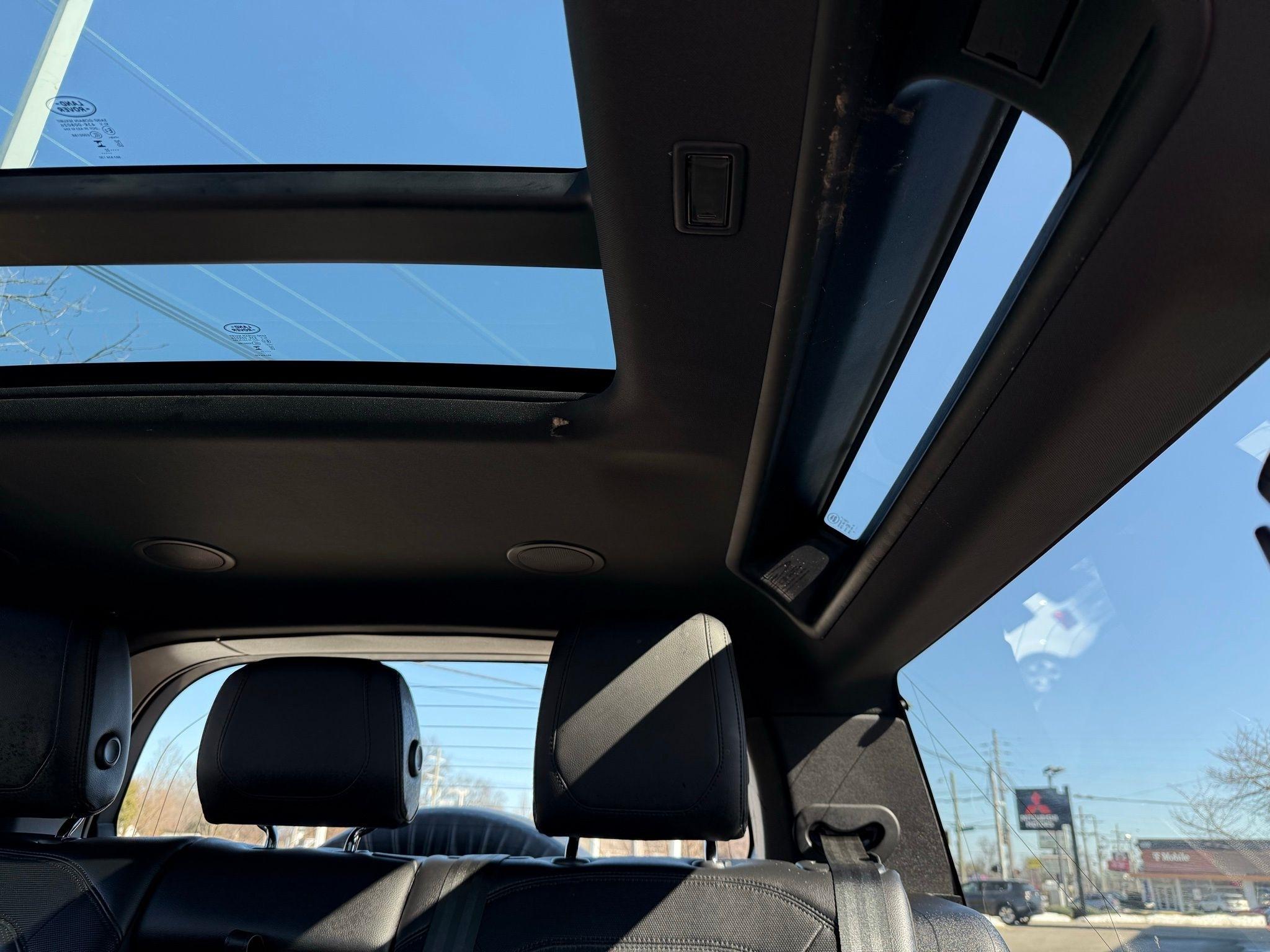 Land Rover Defender  2023