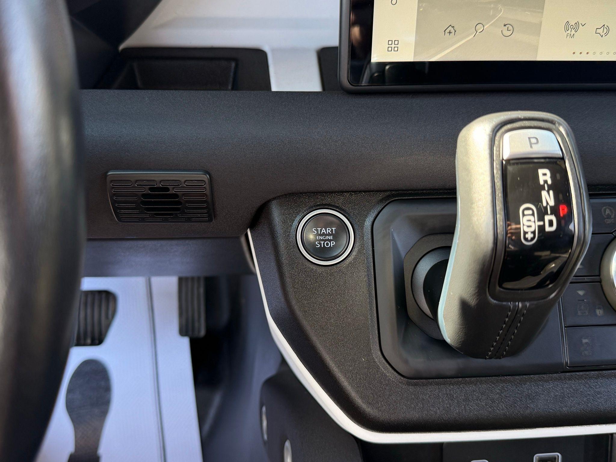 Land Rover Defender  2023