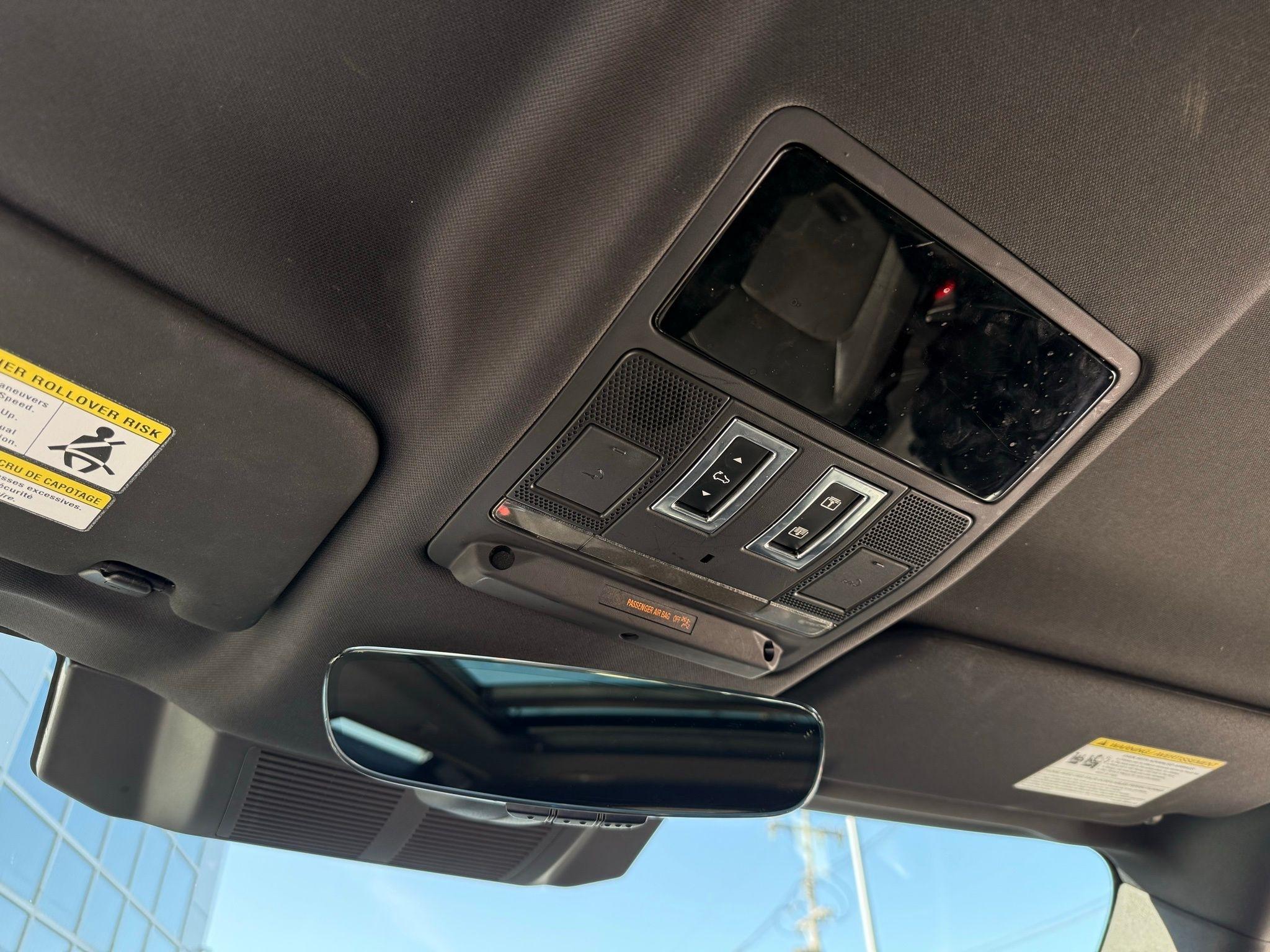 Land Rover Defender  2023