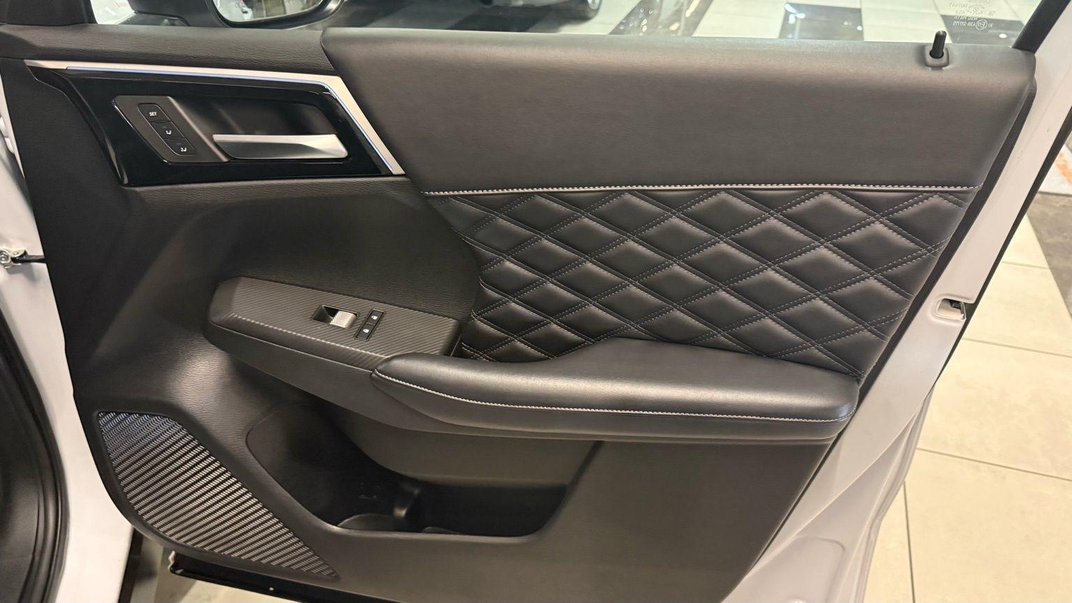 Mitsubishi Outlander PHEV  2024